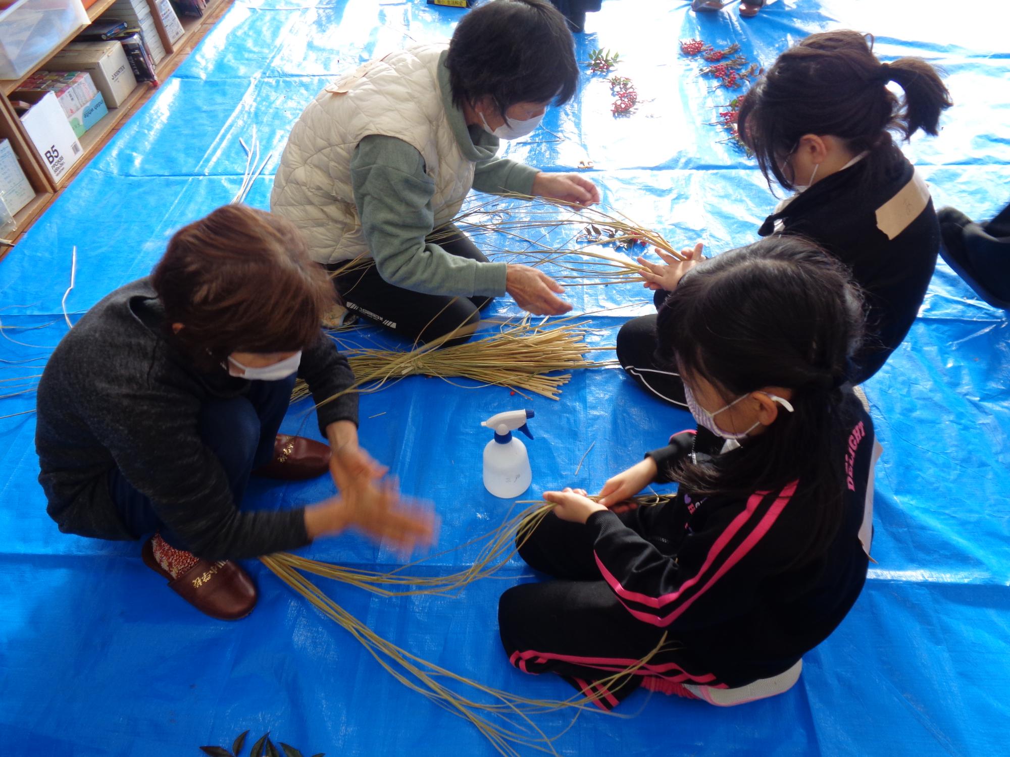 わらを湿らせます