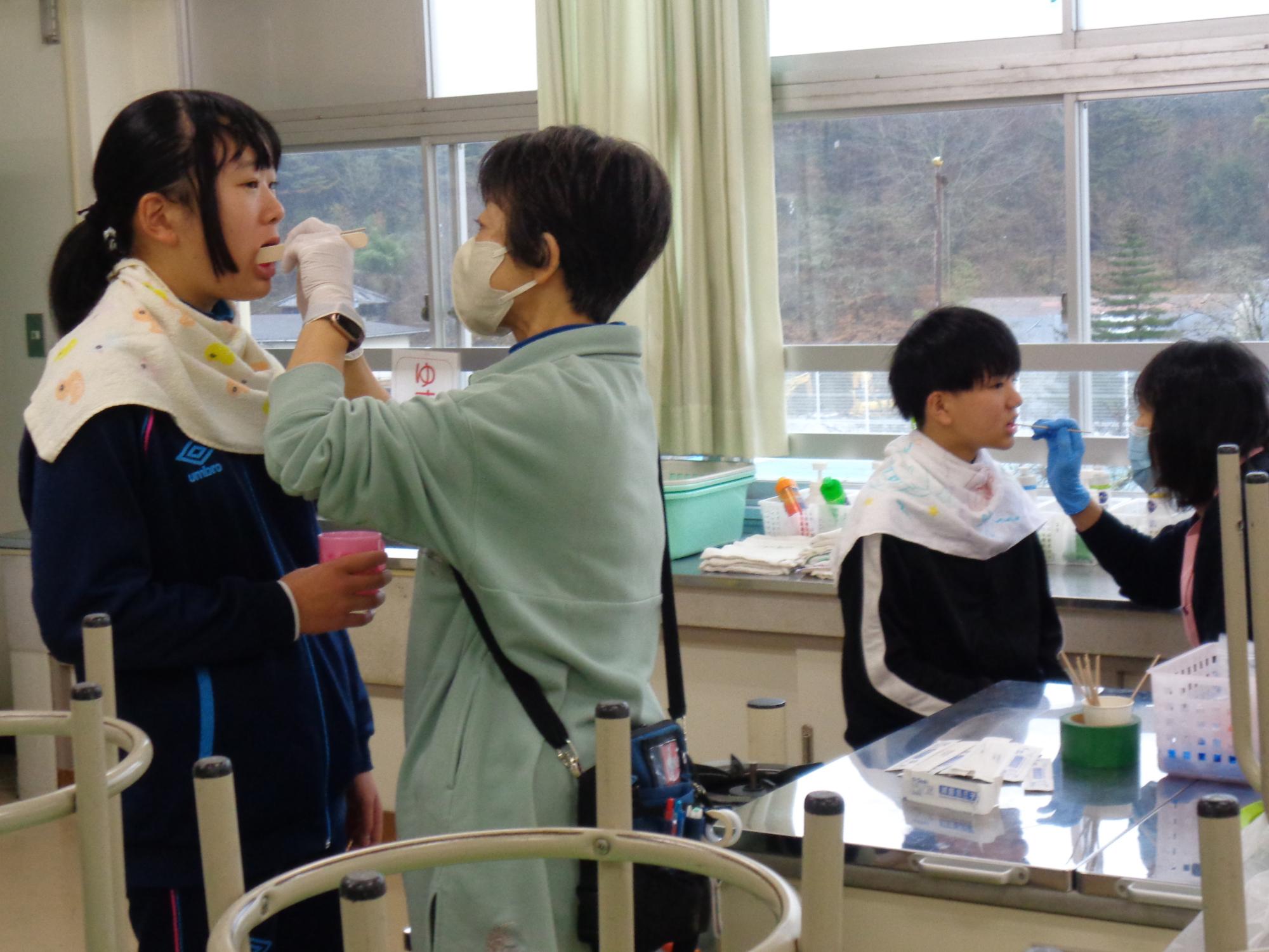 染め出し液をぬってもらう