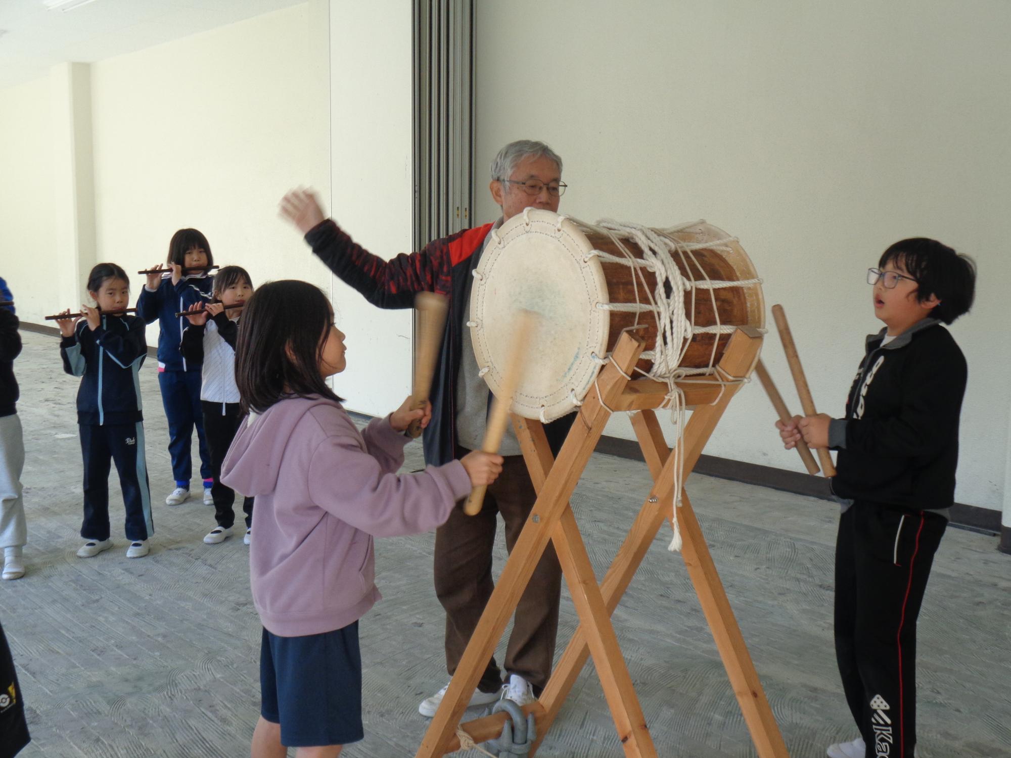 太鼓の音がひびきます