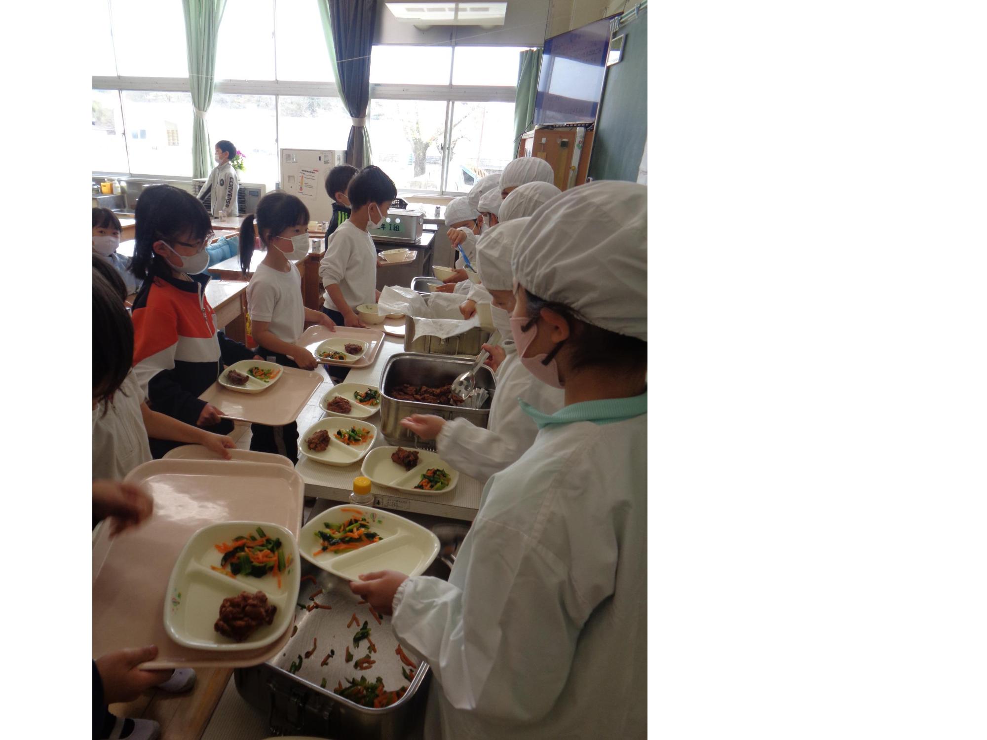 2年生配膳上手です