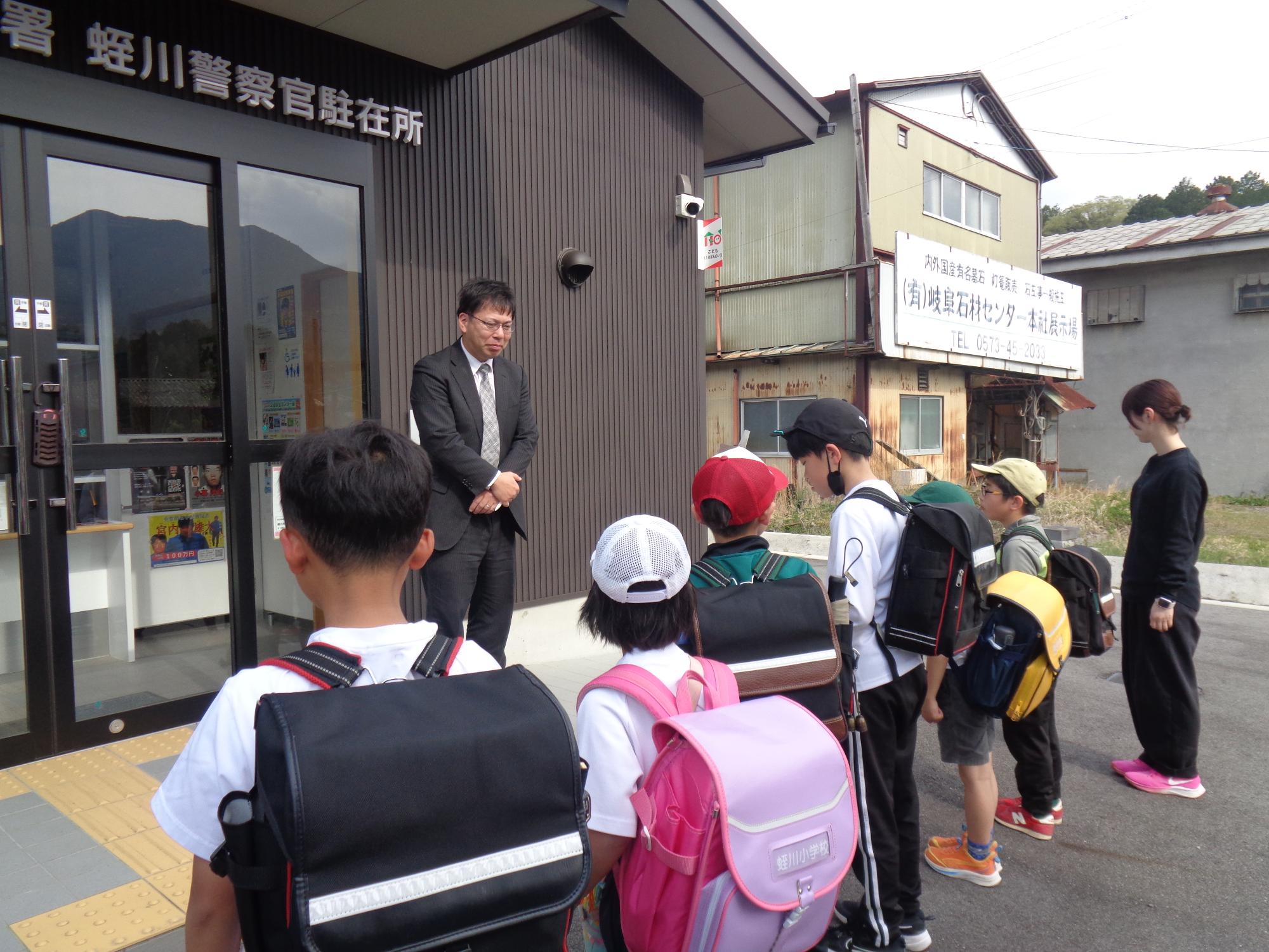 警察の方にごあいさつ