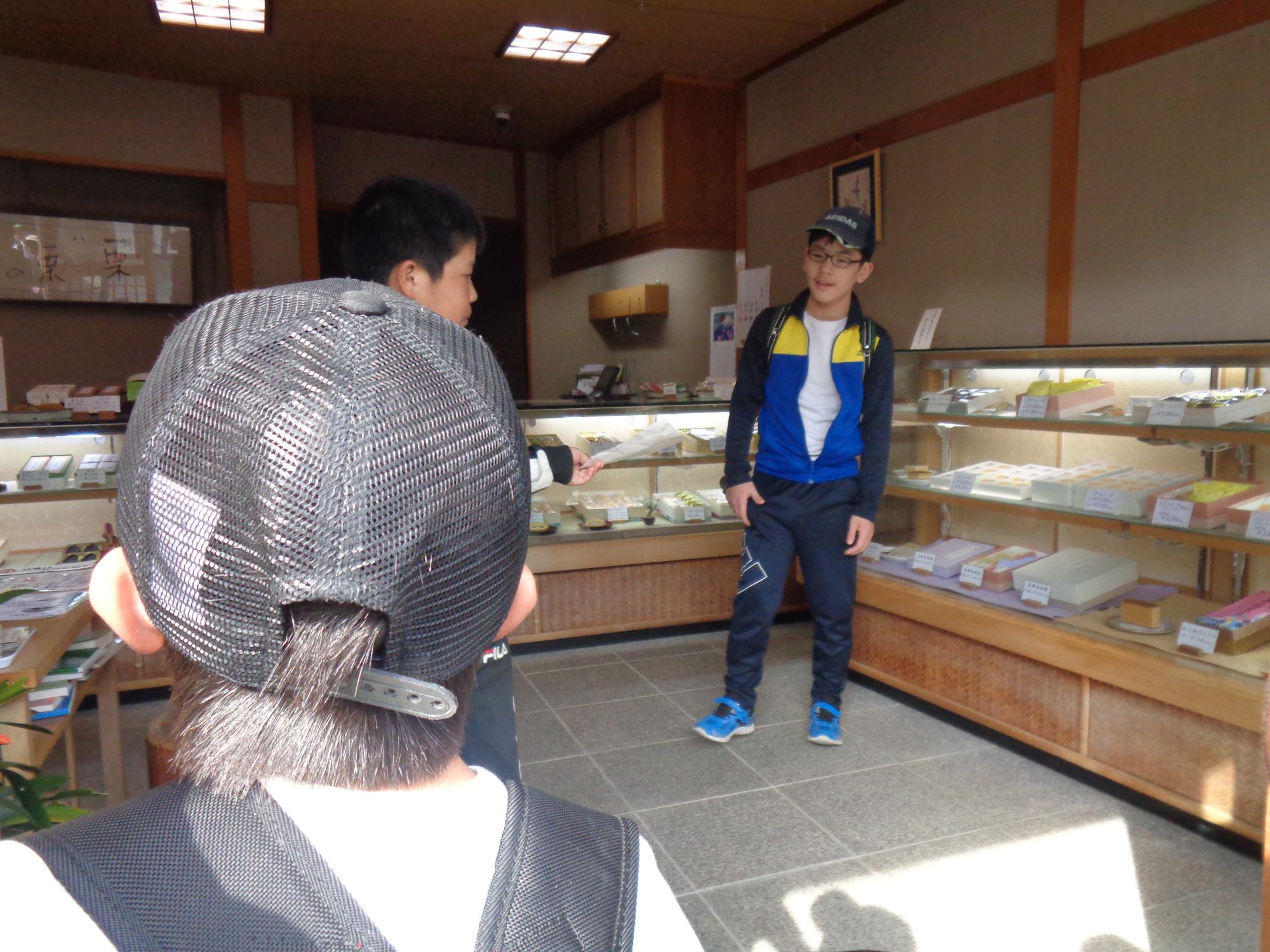 おまんじゅうやさんにもごあいさつ