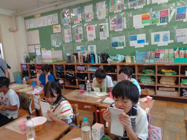 磨き残しを確かめます