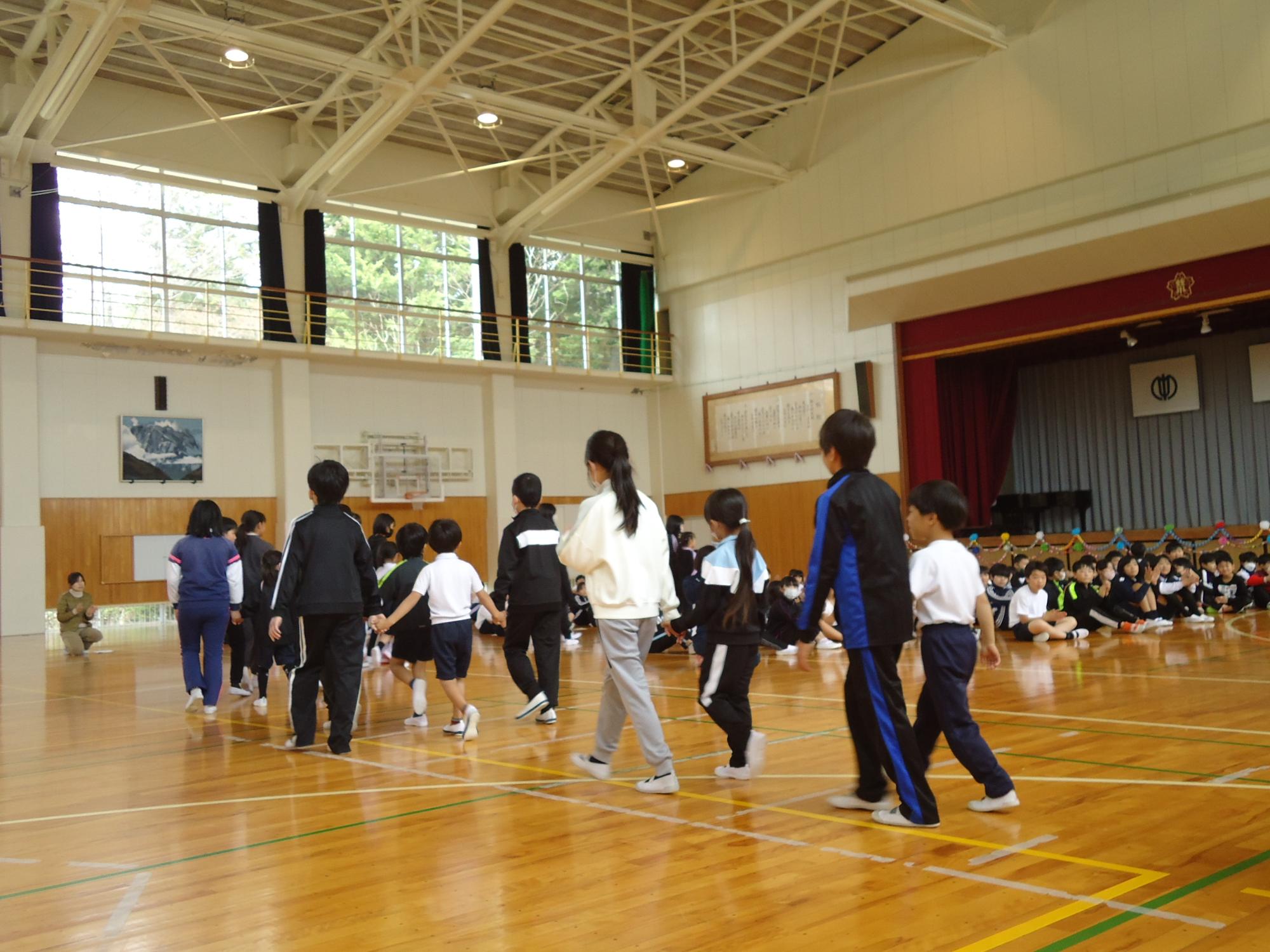 6年生と入場する1年生
