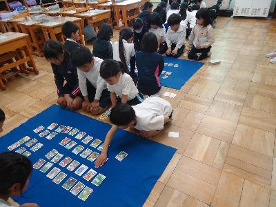 よく聞いて札をとります