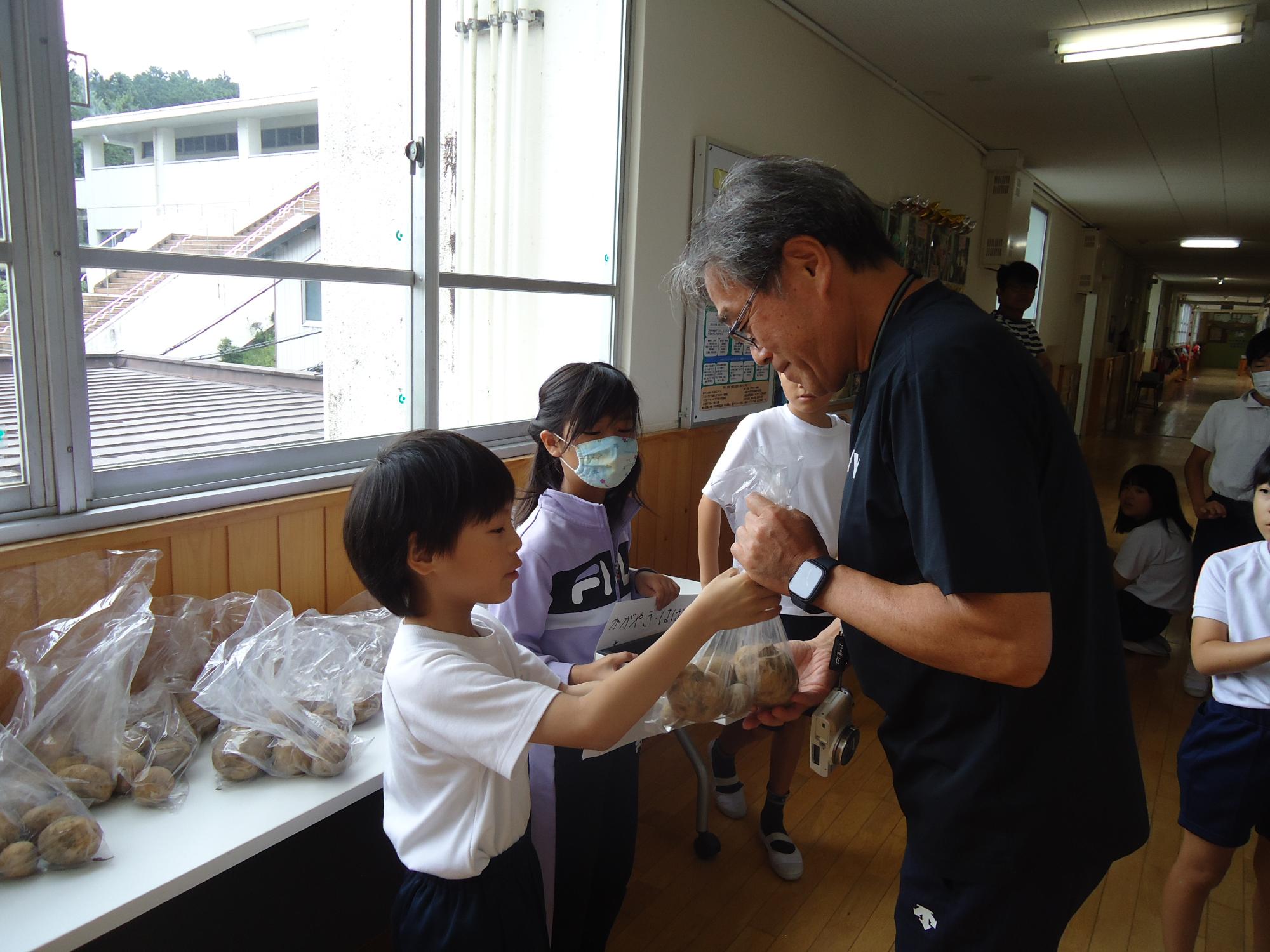 一袋100円です