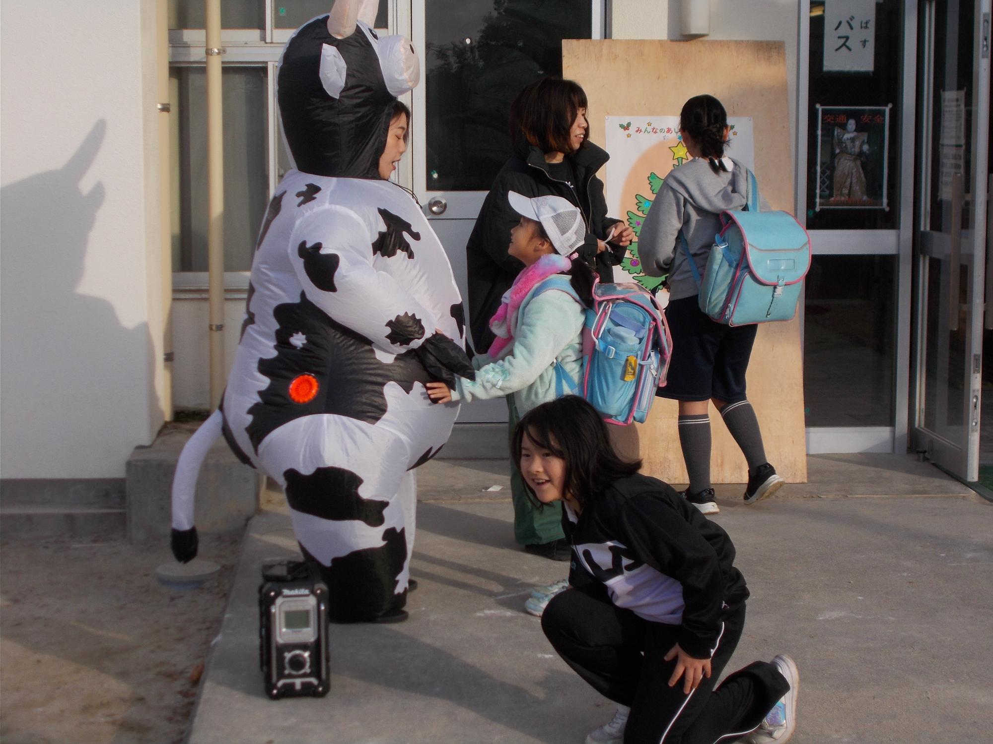 笑顔であいさつ