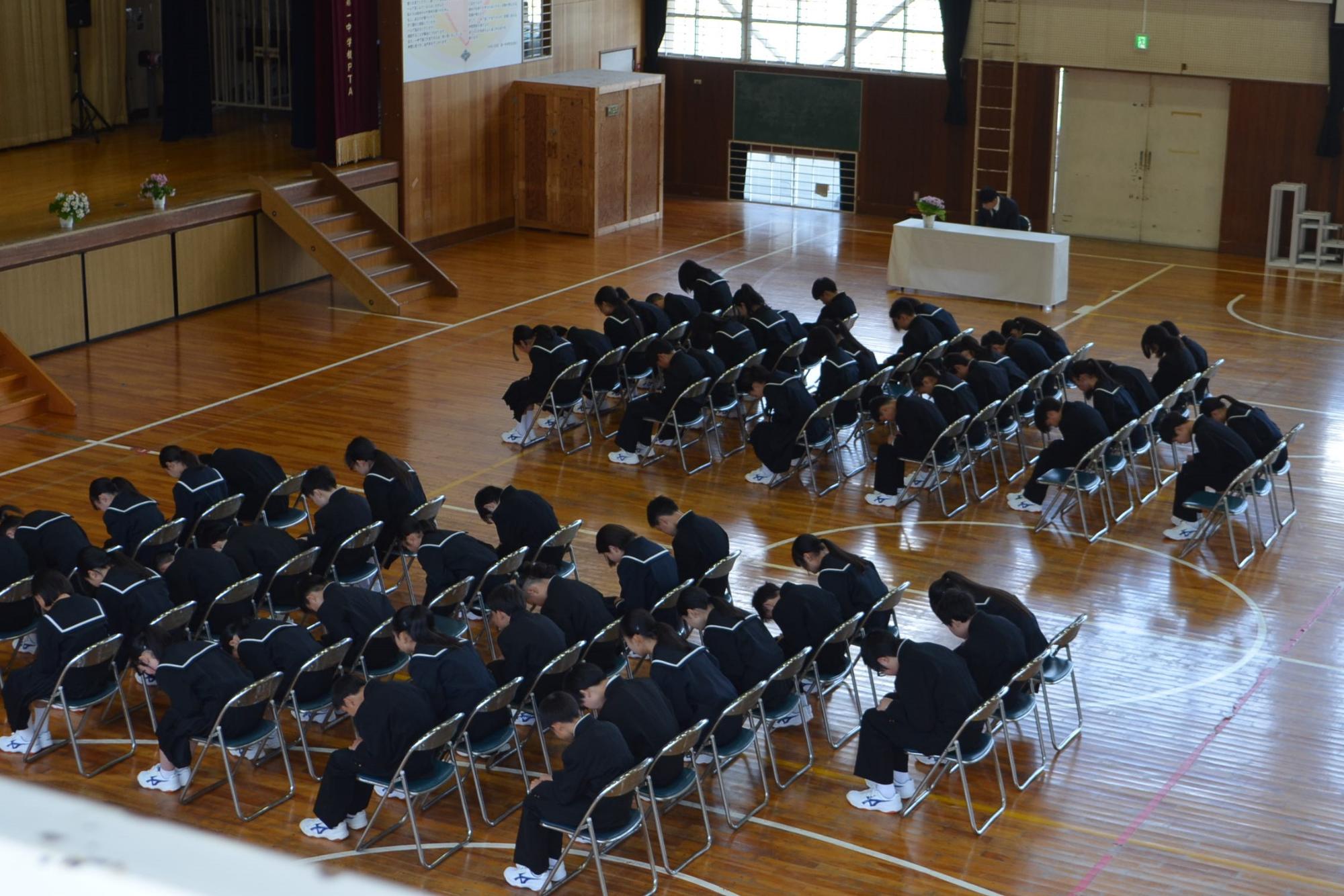 きちんと返礼をしている1年生