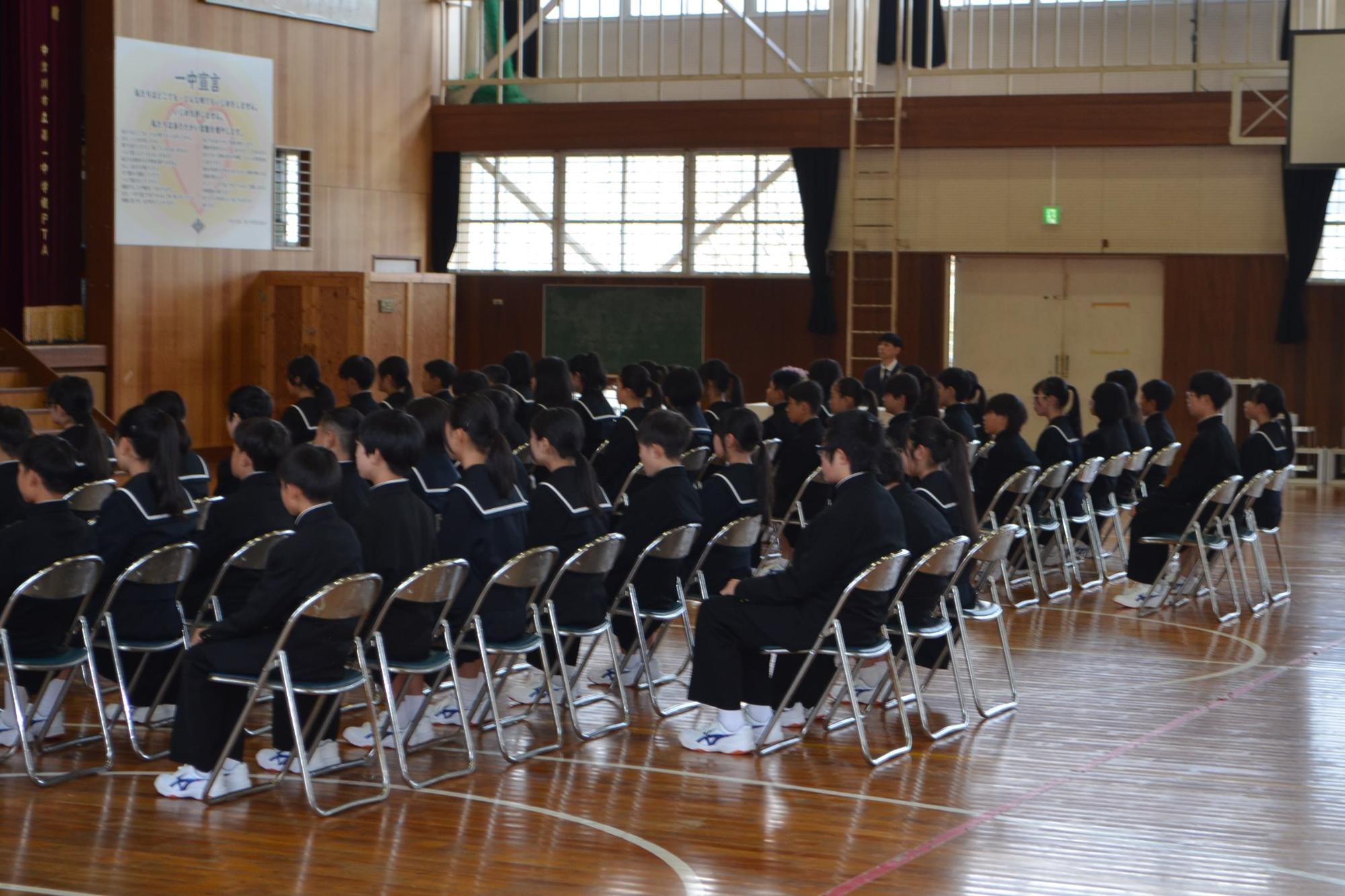 入学式で話を聞く1年生