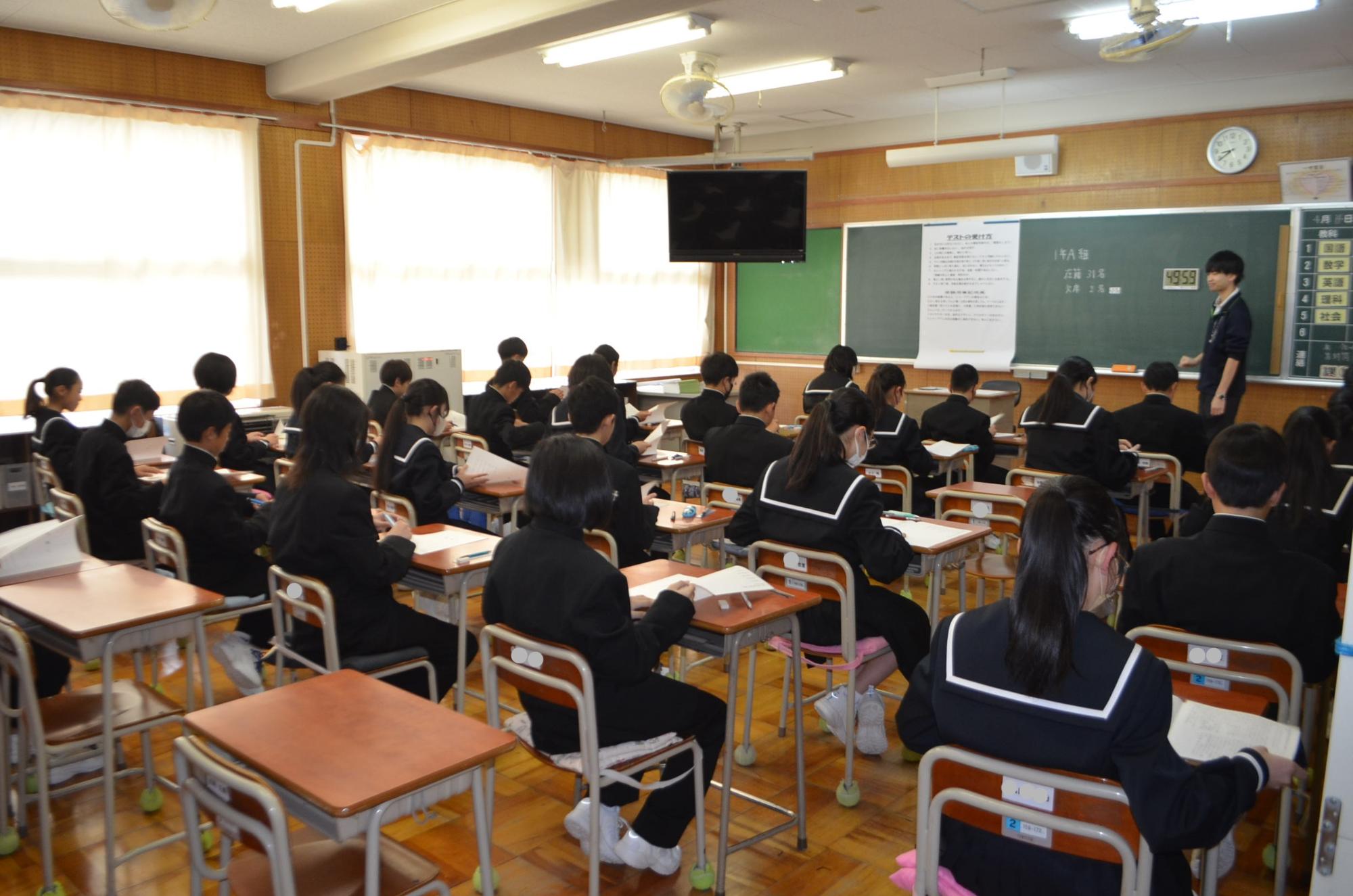 テストの説明を受ける1年生