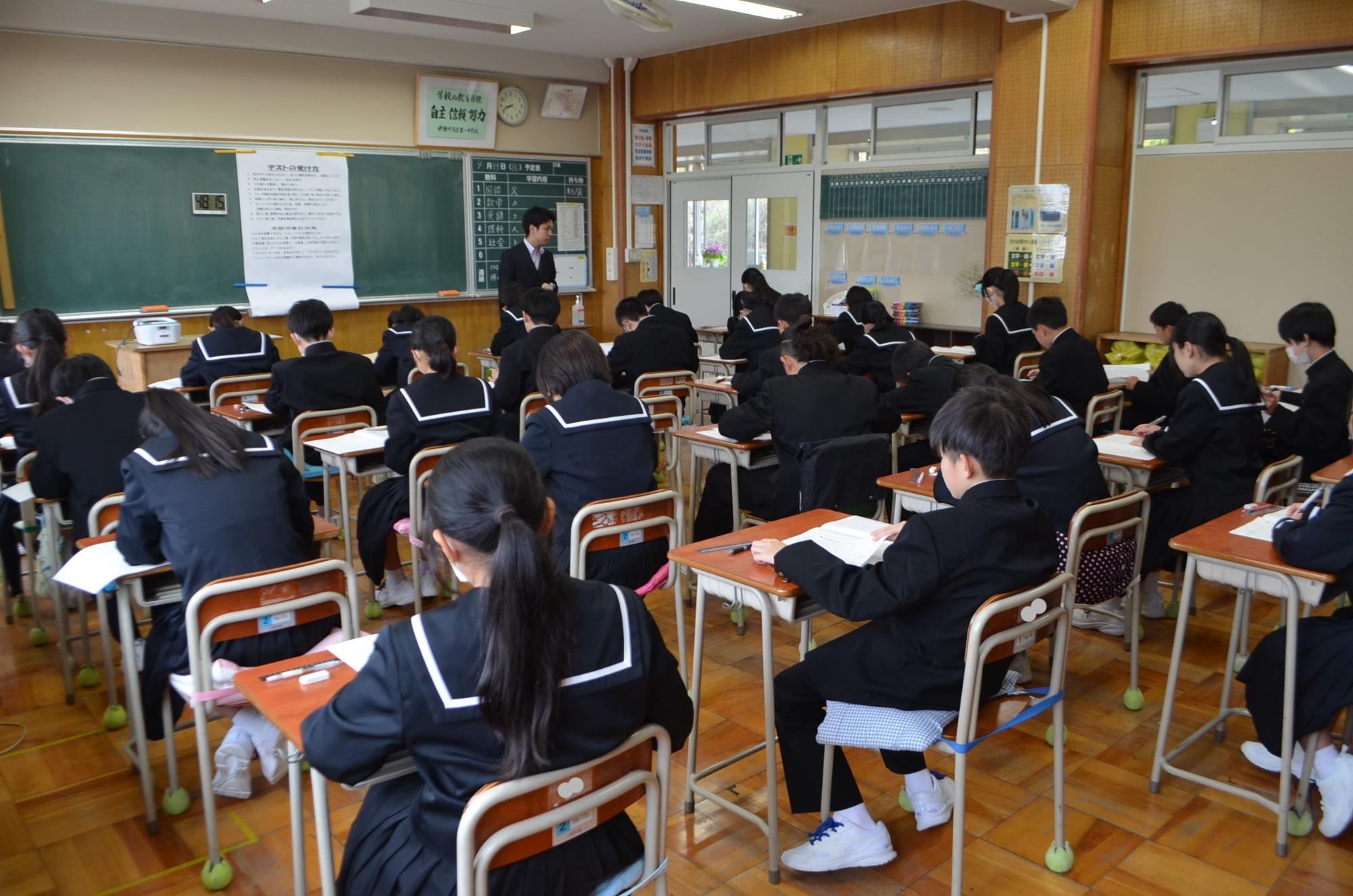 テストの受けている1年生