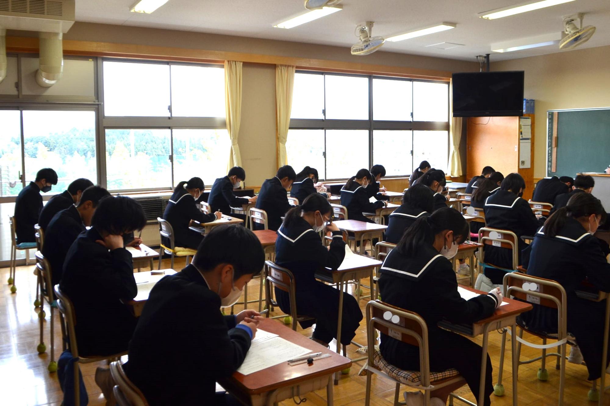 テストを受ける3年生