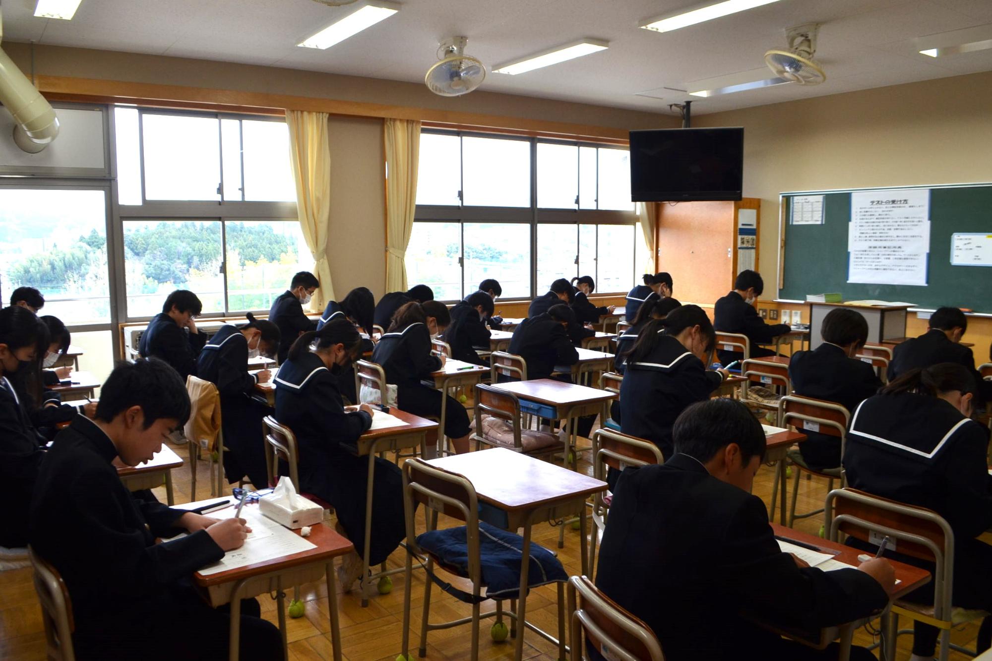 2年生がテストを受けている様子