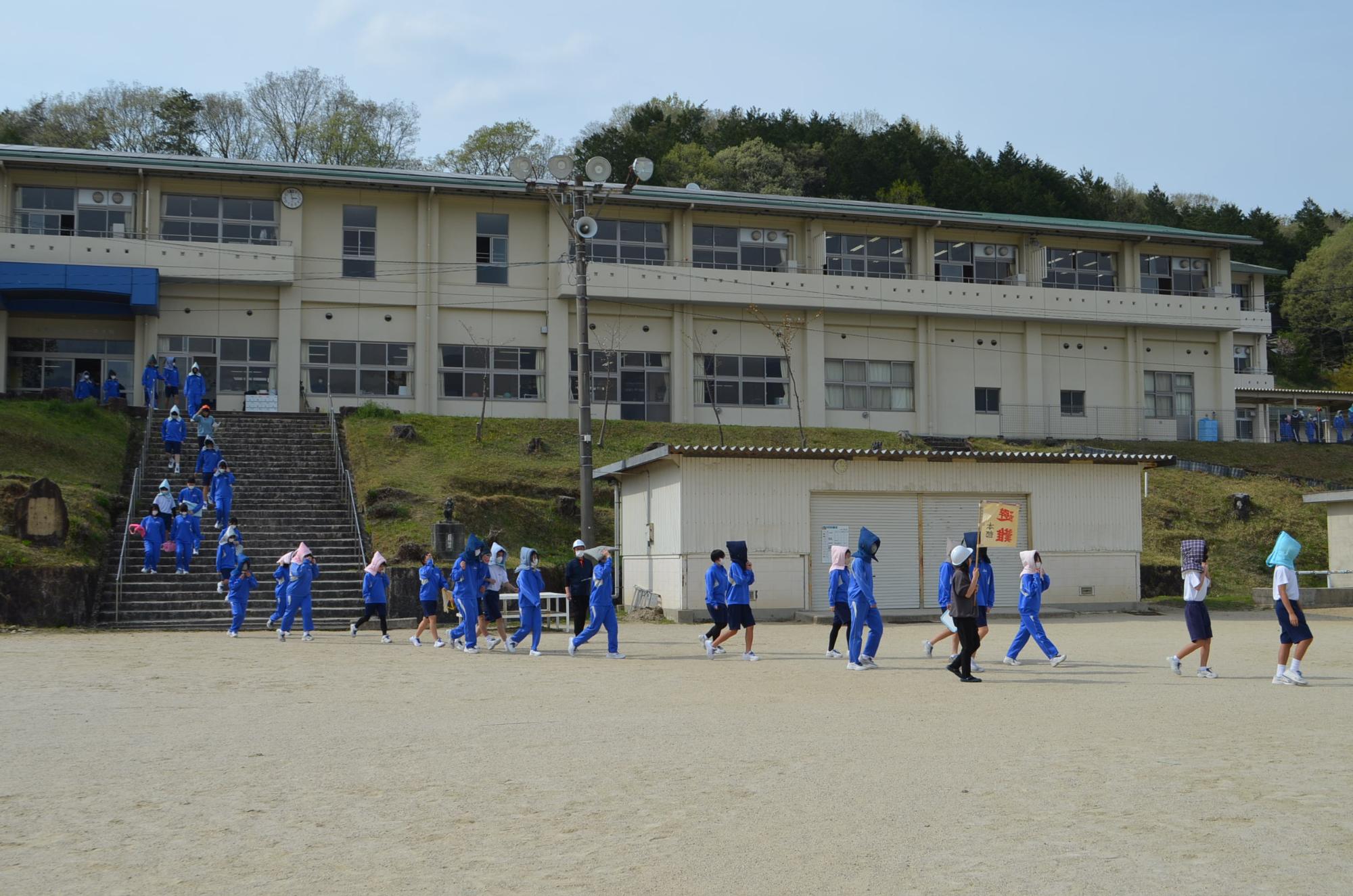 整然と避難する様子