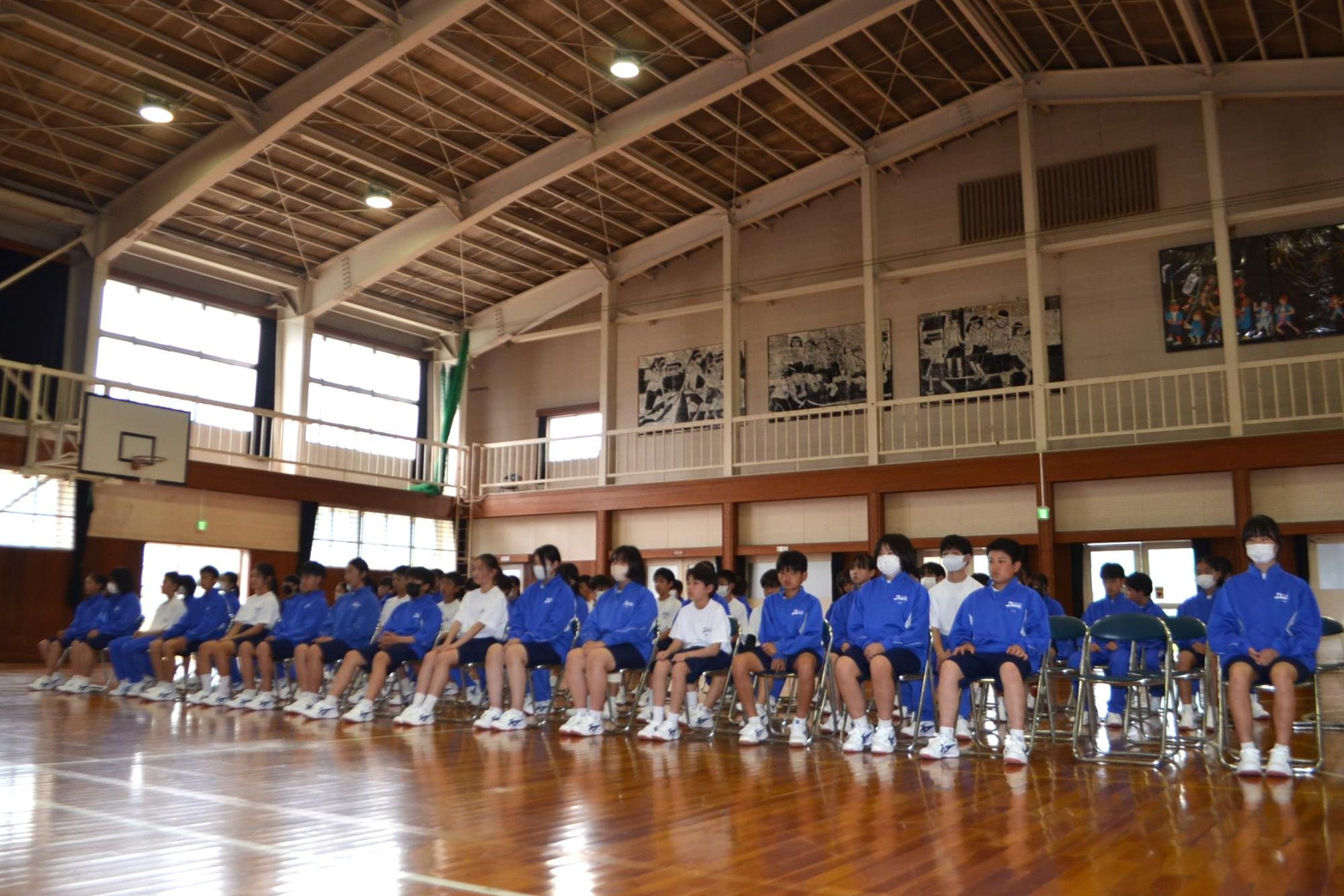 話を聞く1年生の様子