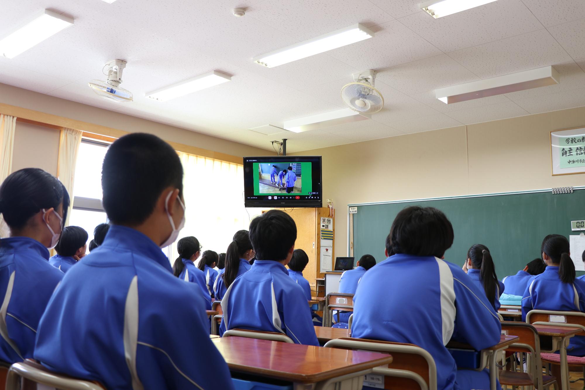 掃除への意識を高める学活の様子