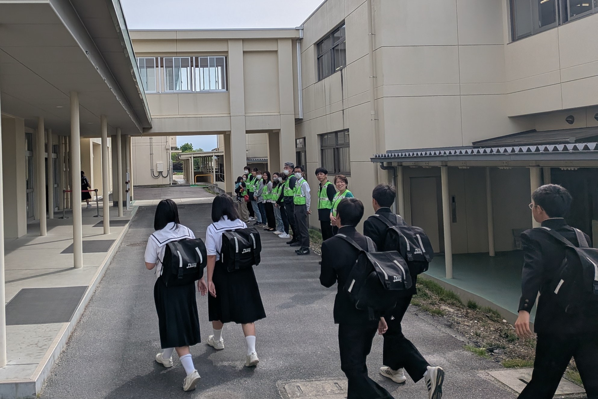 登校した生徒も笑顔であいさつを交わしています