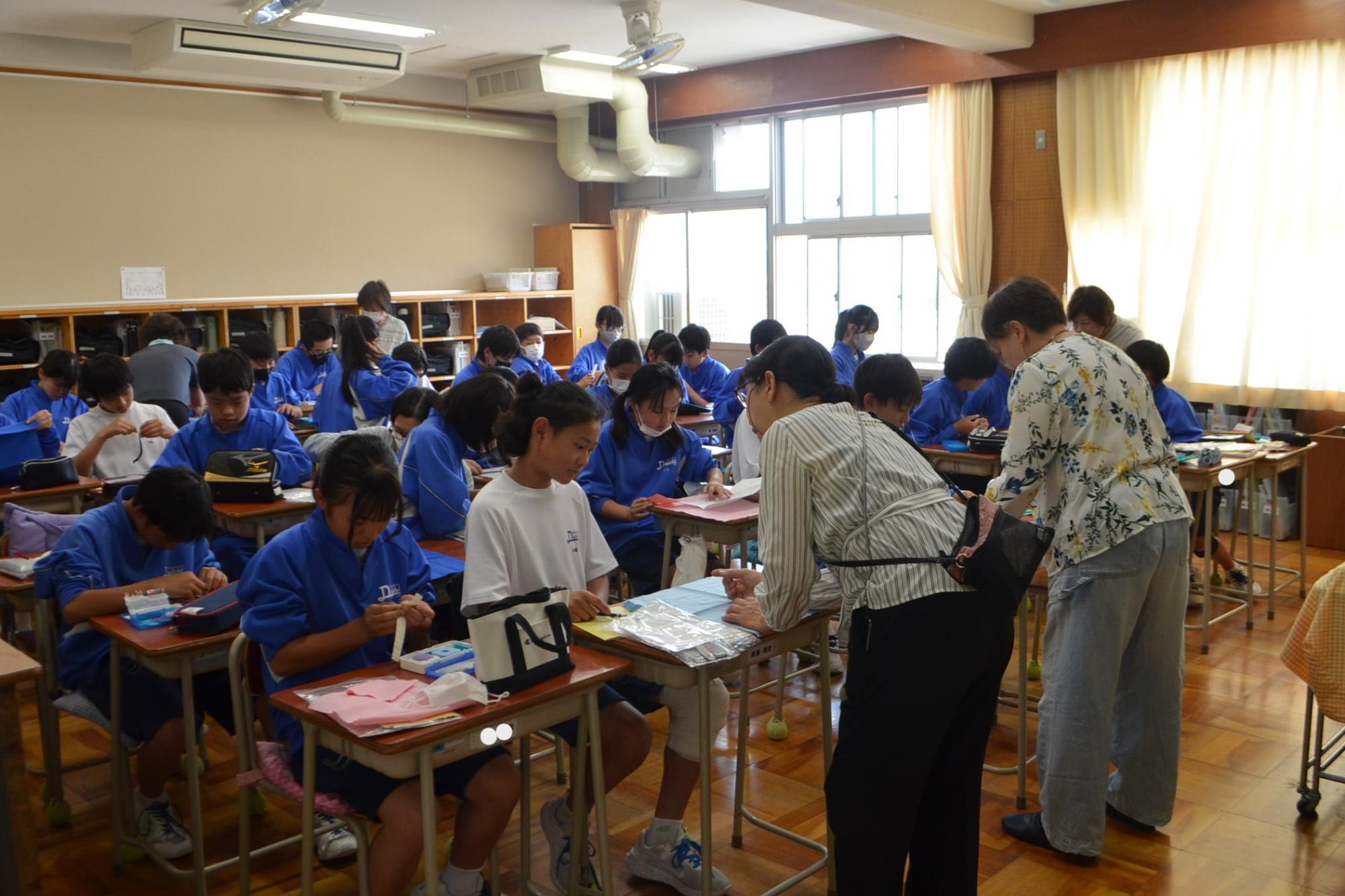 地域の方に教えていただく様子