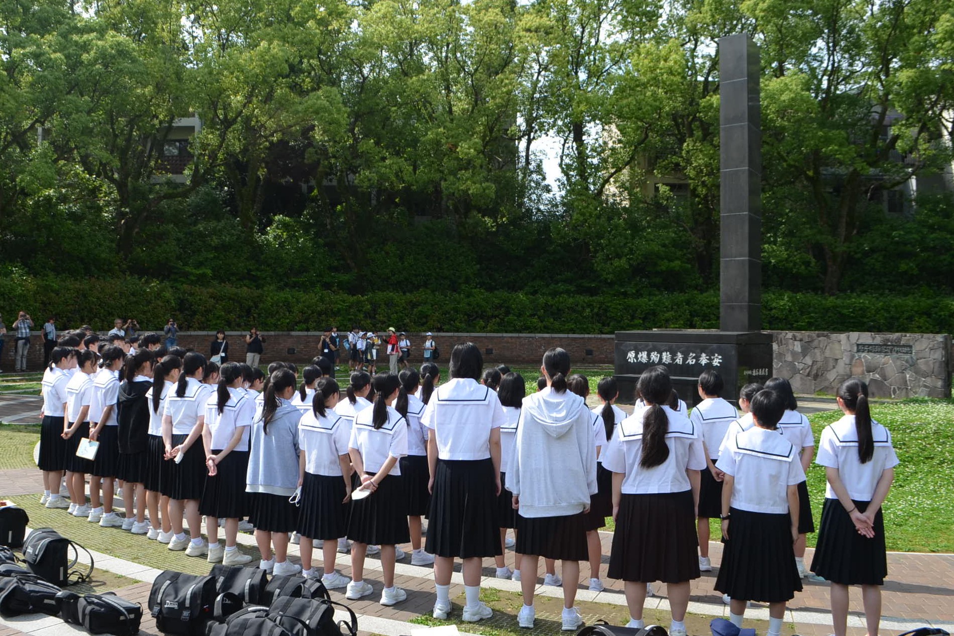 平和公園で合唱をする生徒の様子