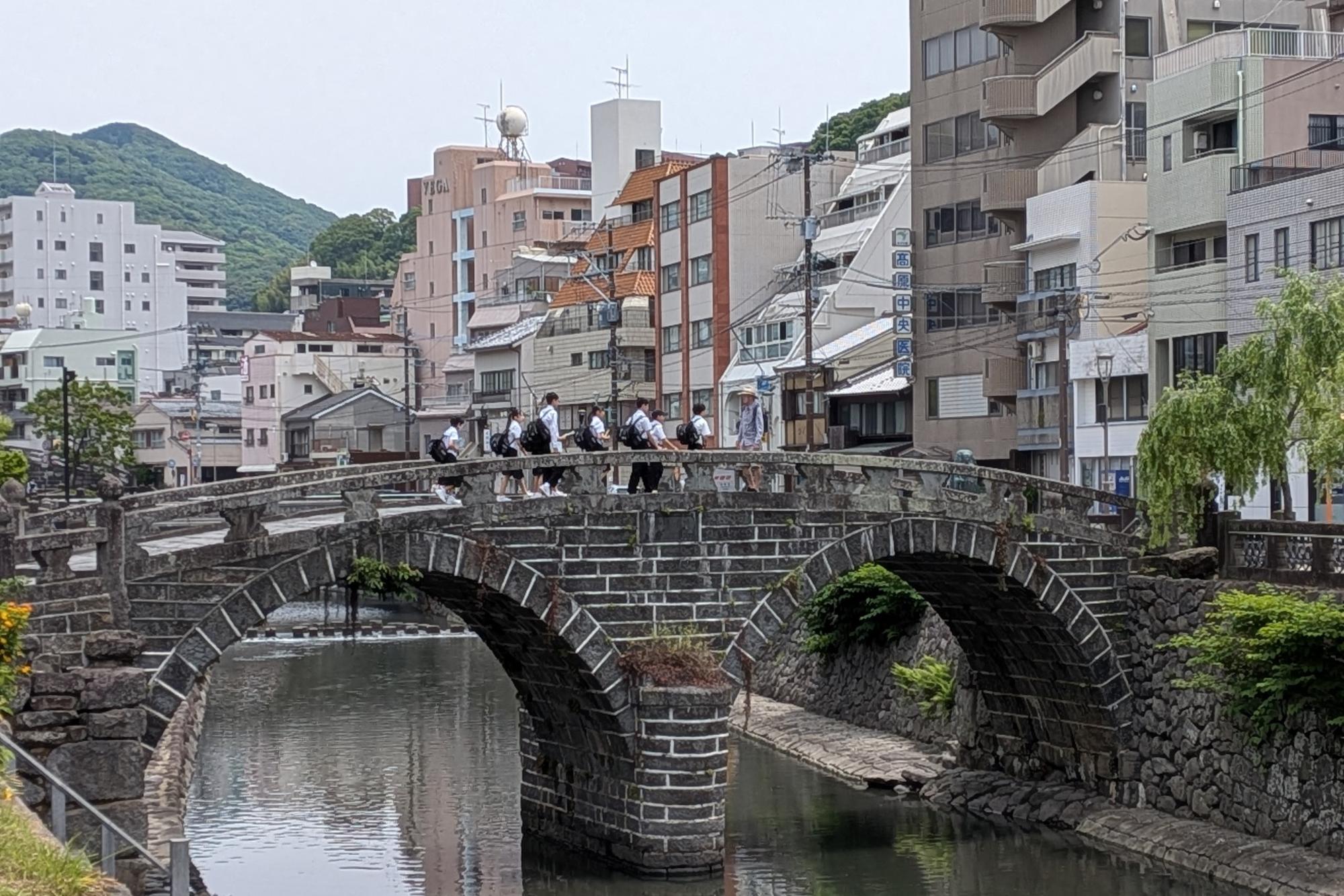 眼鏡橋の上を歩く様子