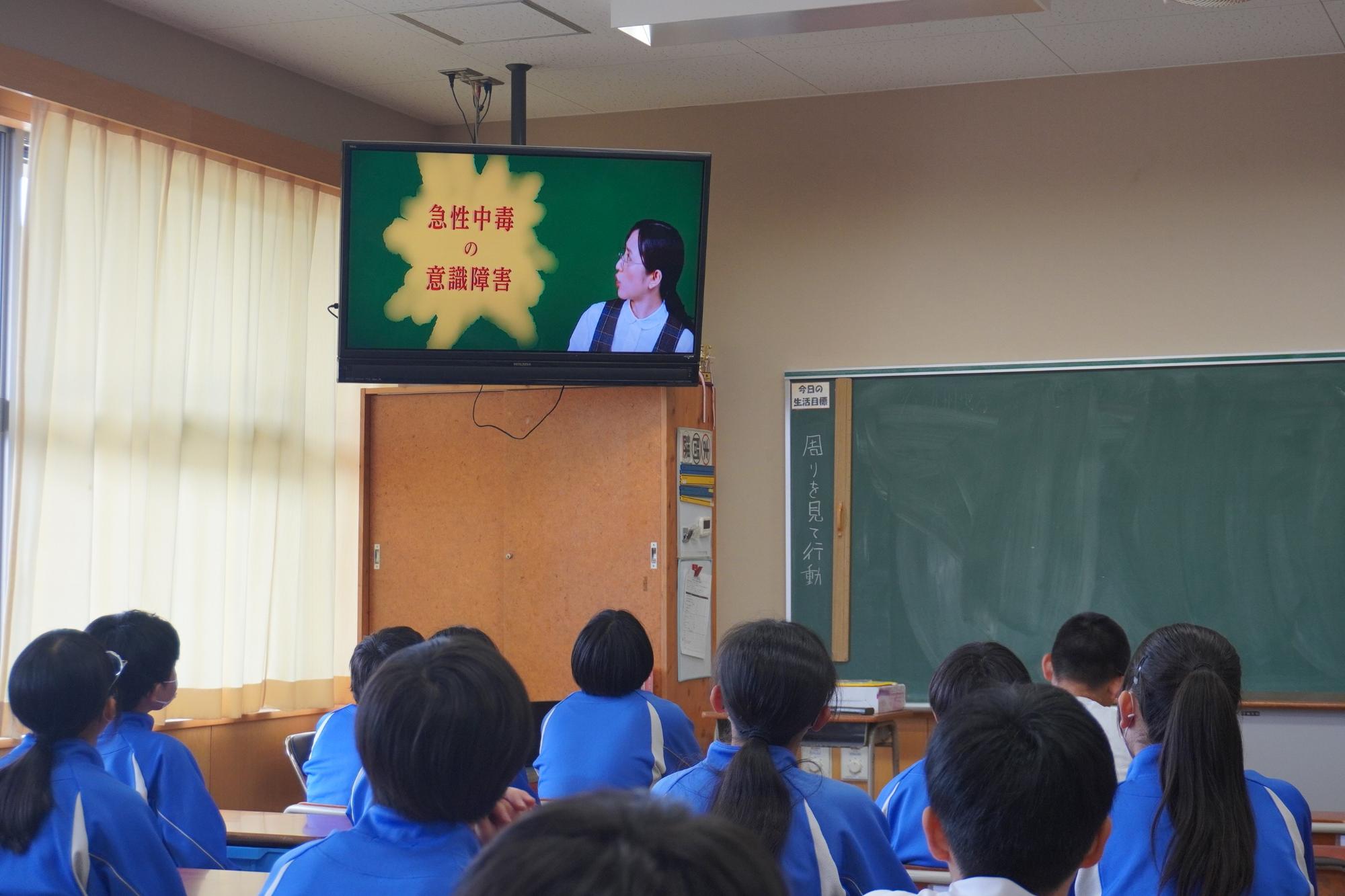 映像を見ている生徒の様子