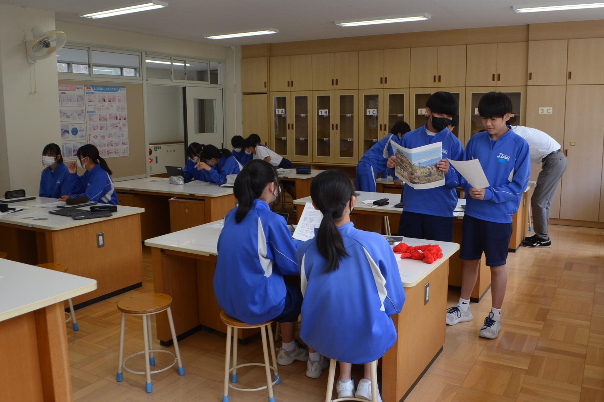 写真についての説明をしている様子