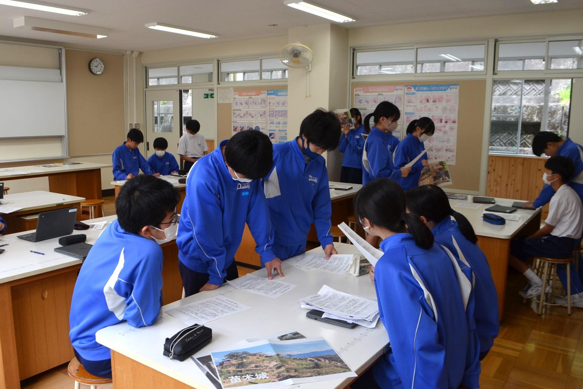 お互いに意見交流をしている様子