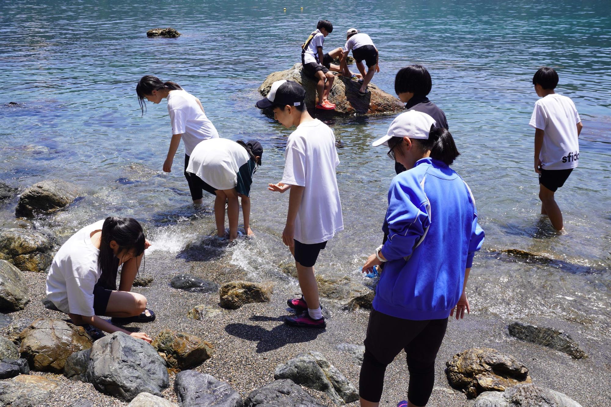 水遊びをしている生徒達