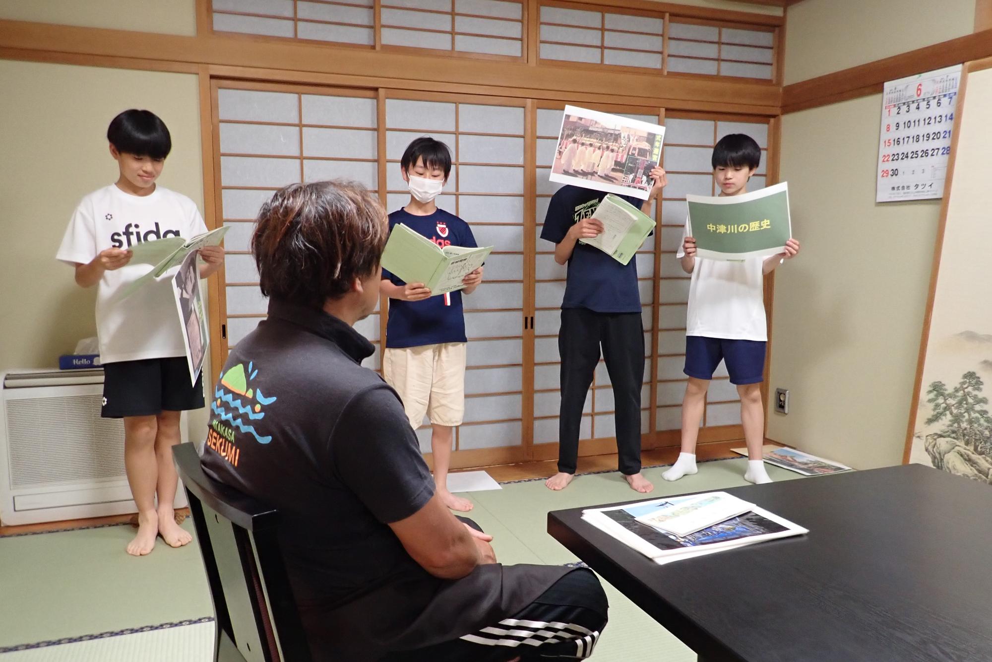 中津川市のPRをする生徒