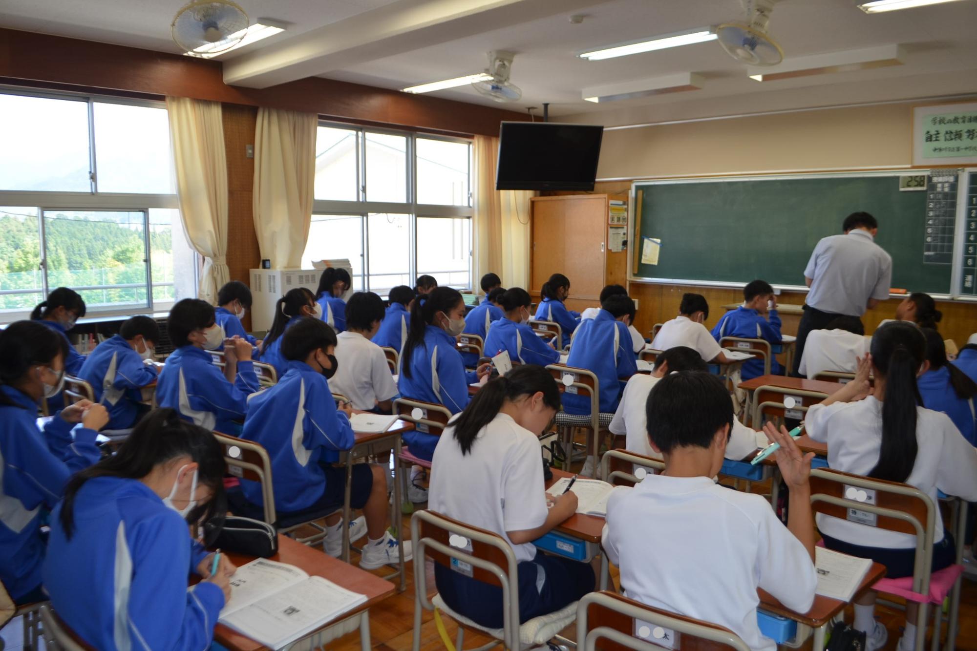 資料を読み、自分の考えを記入している様子