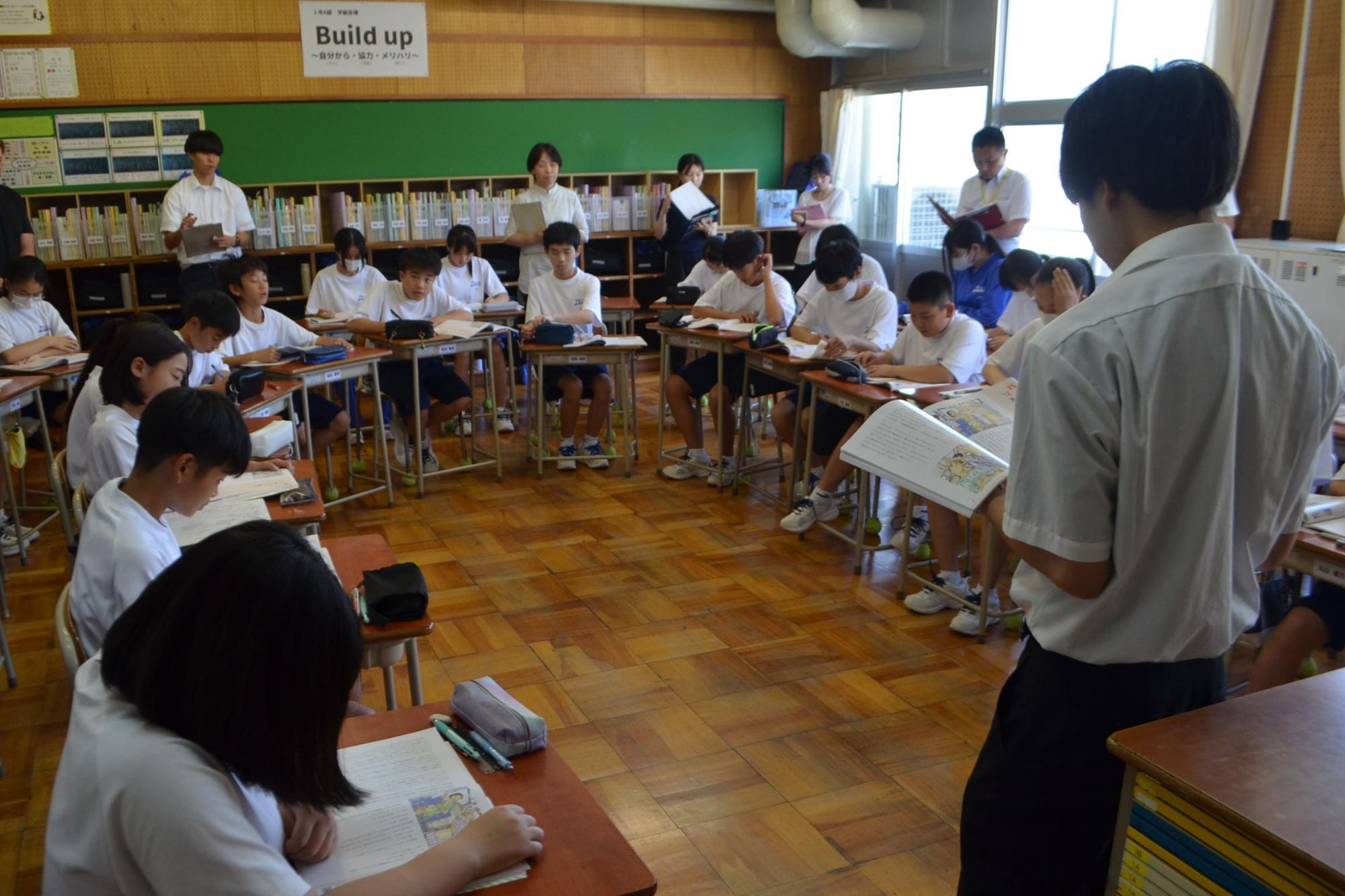 先生が資料を読む様子