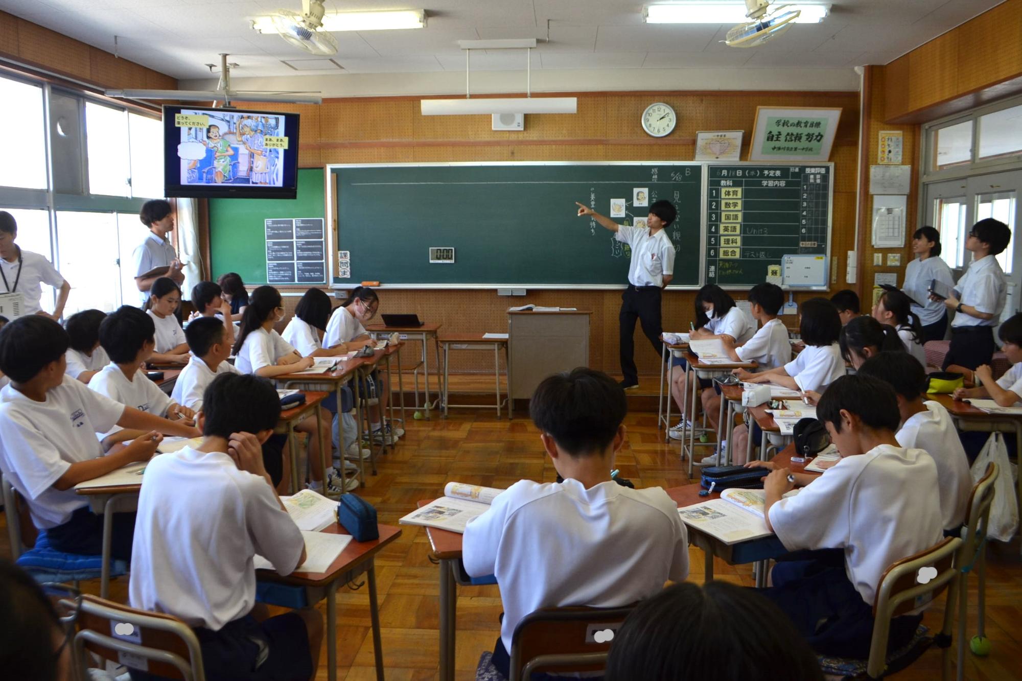 生徒が意見を交流している様子