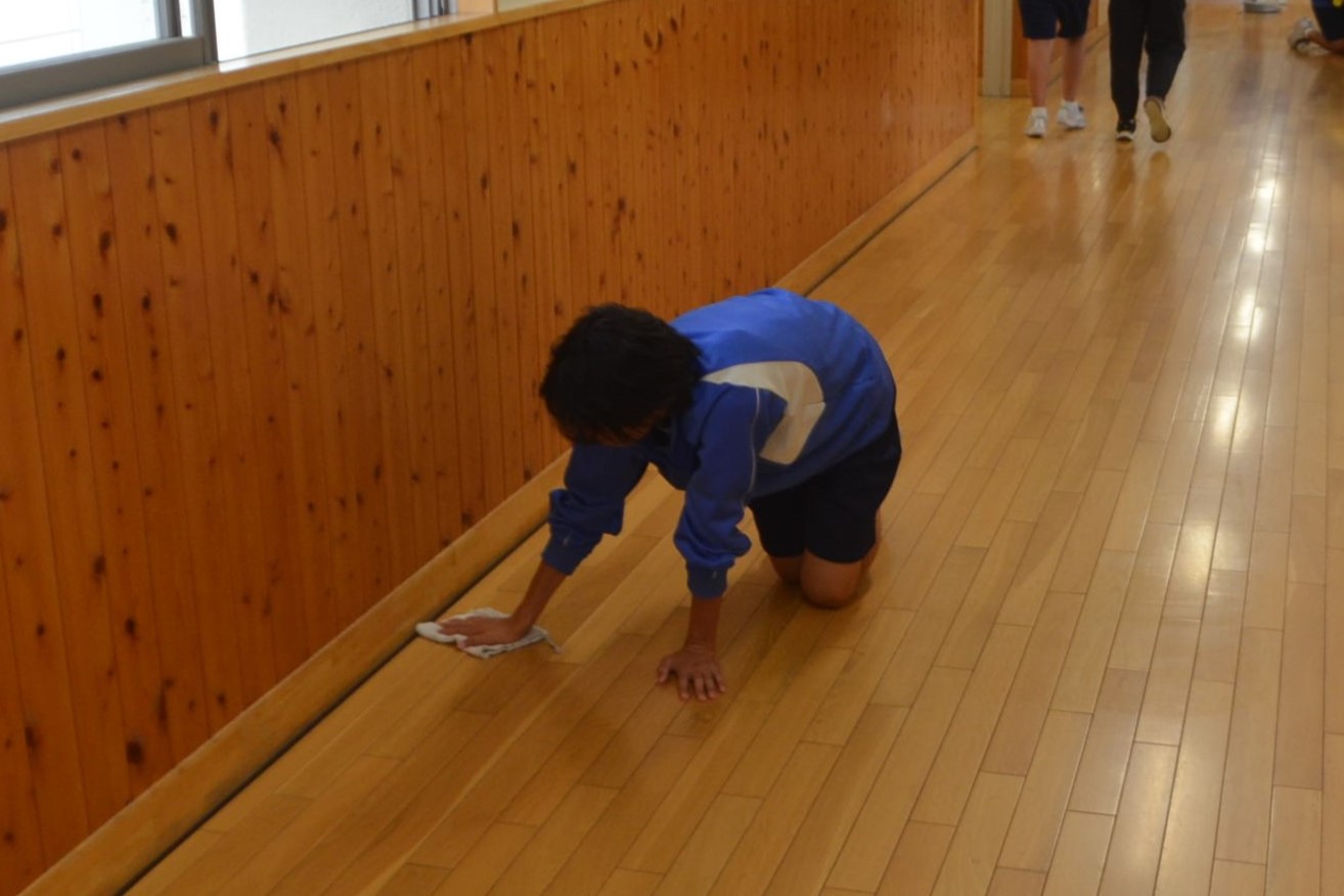 職員室前の掃除