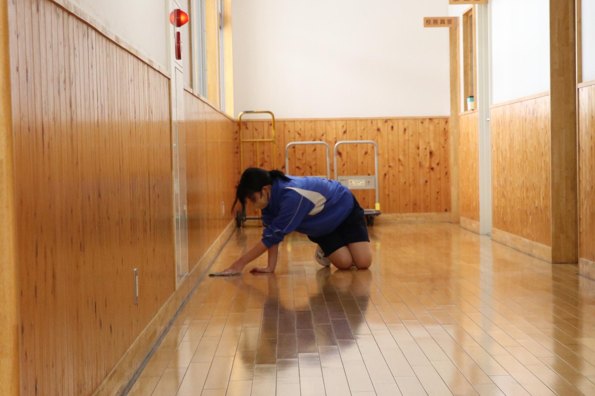 廊下の雑巾がけ