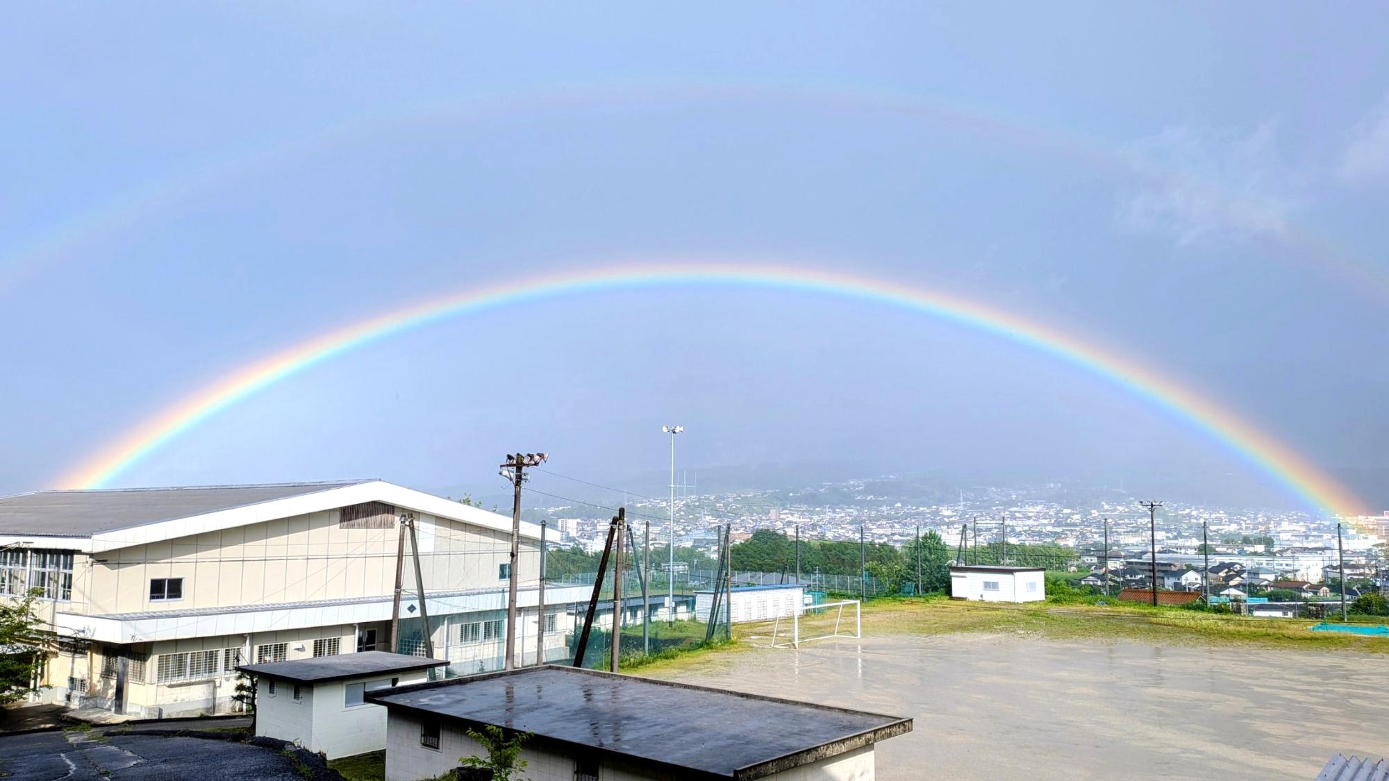 校舎から見えた虹