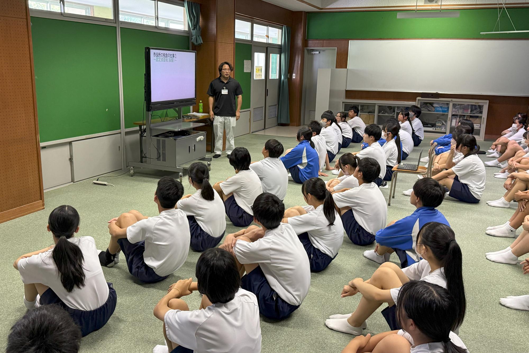 税金の話を聞く生徒の様子