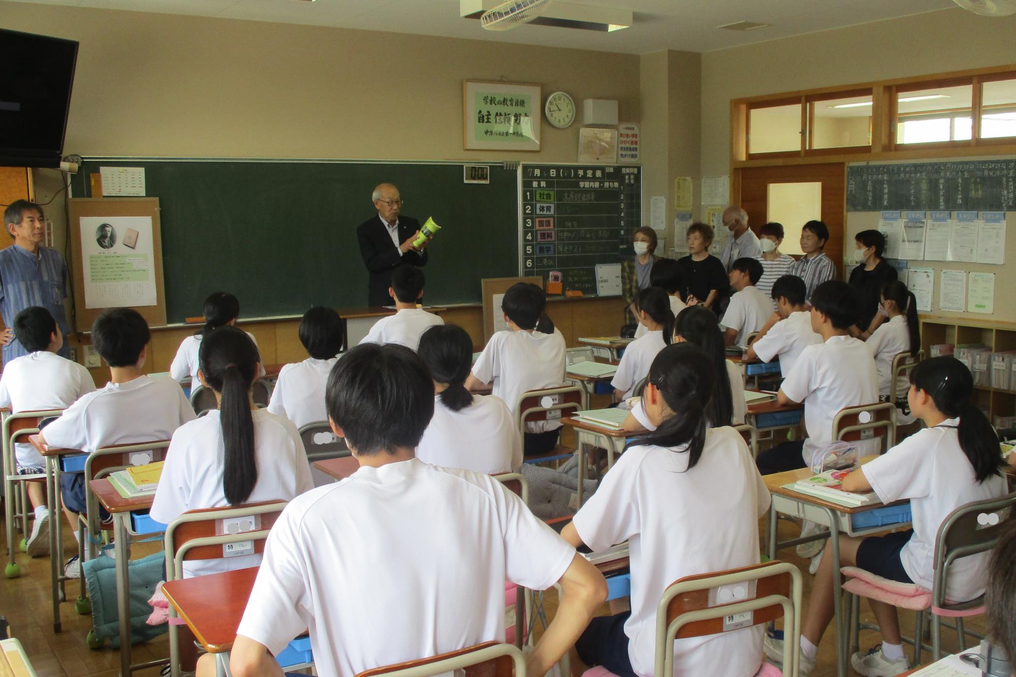 俳句について講師の話を聞く様子
