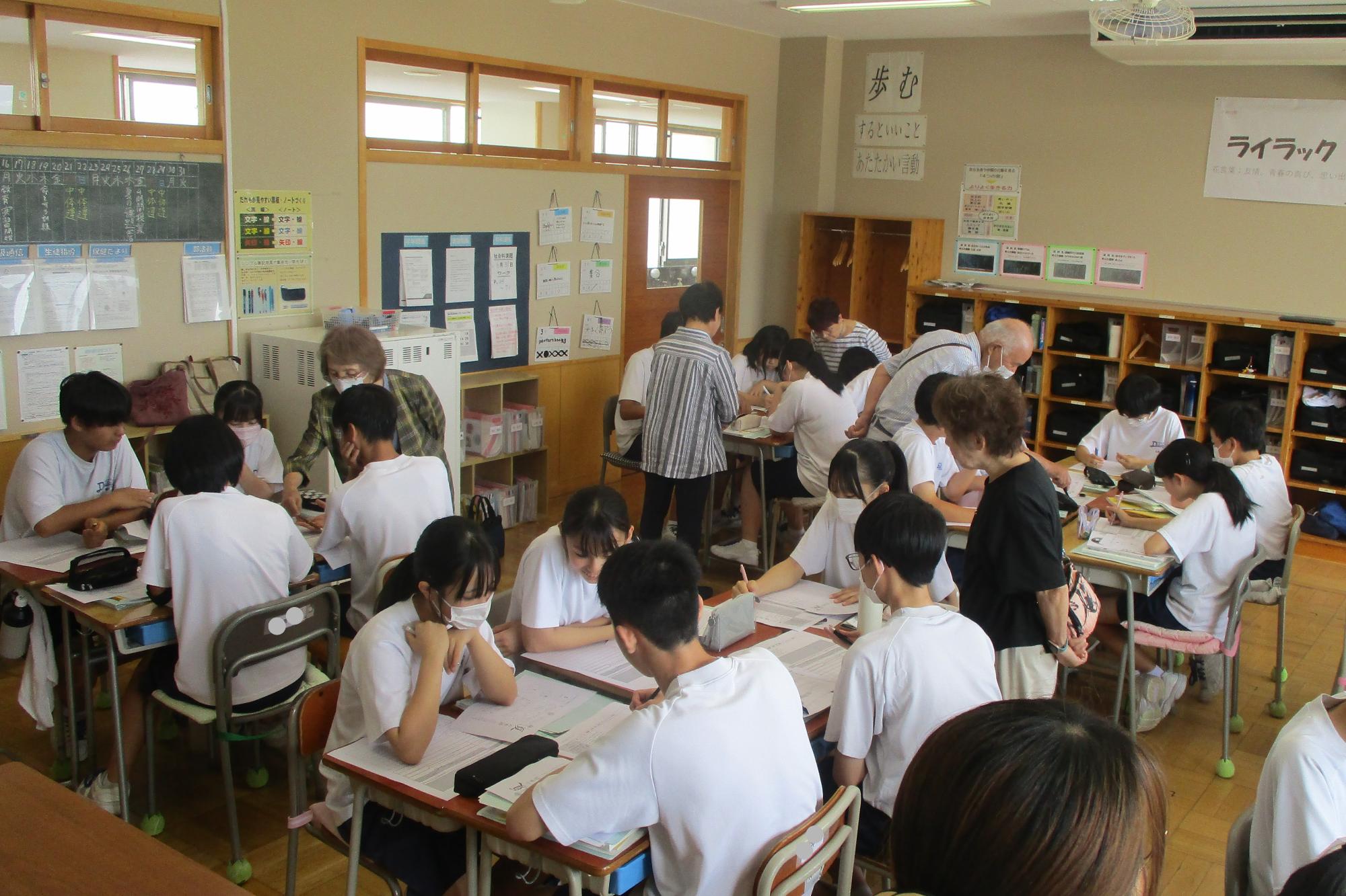 俳句つくりをする生徒の様子