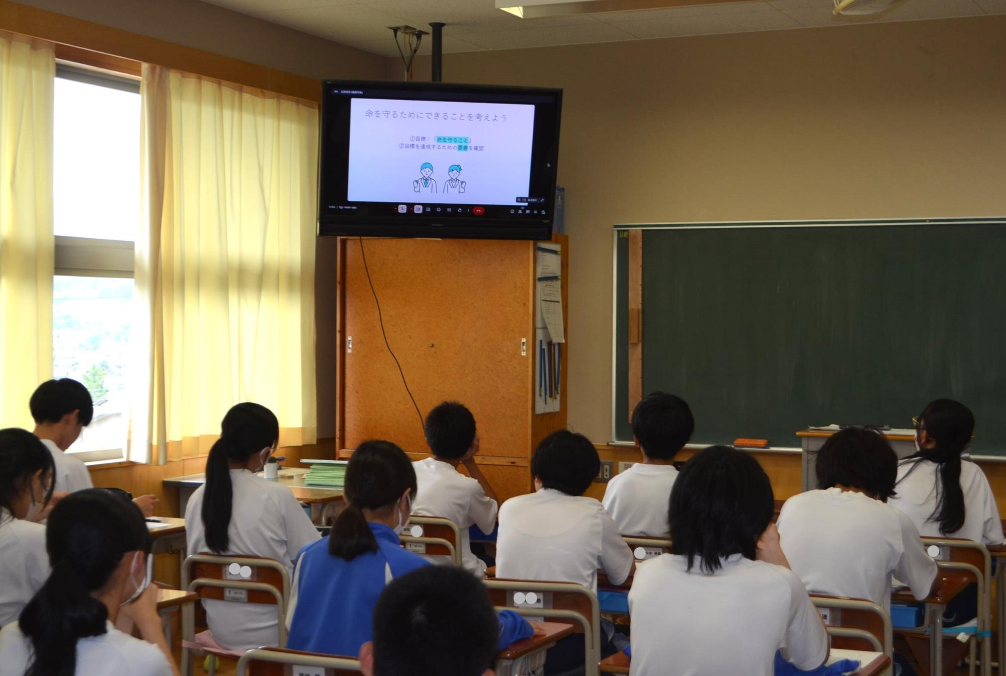話を聞く生徒の様子