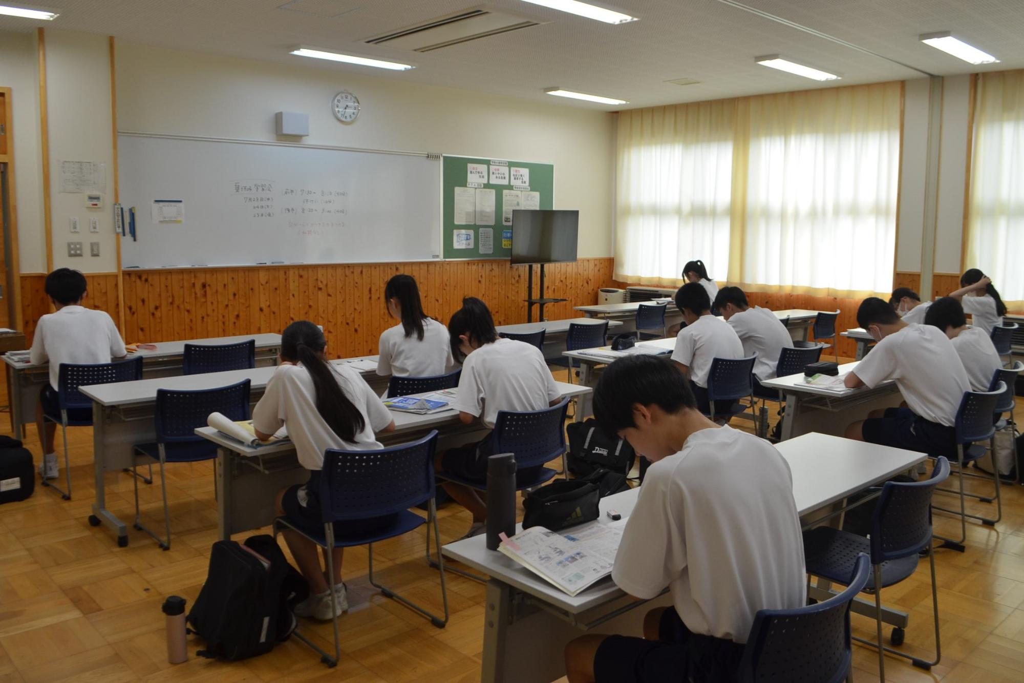 学習に取り組む3年生