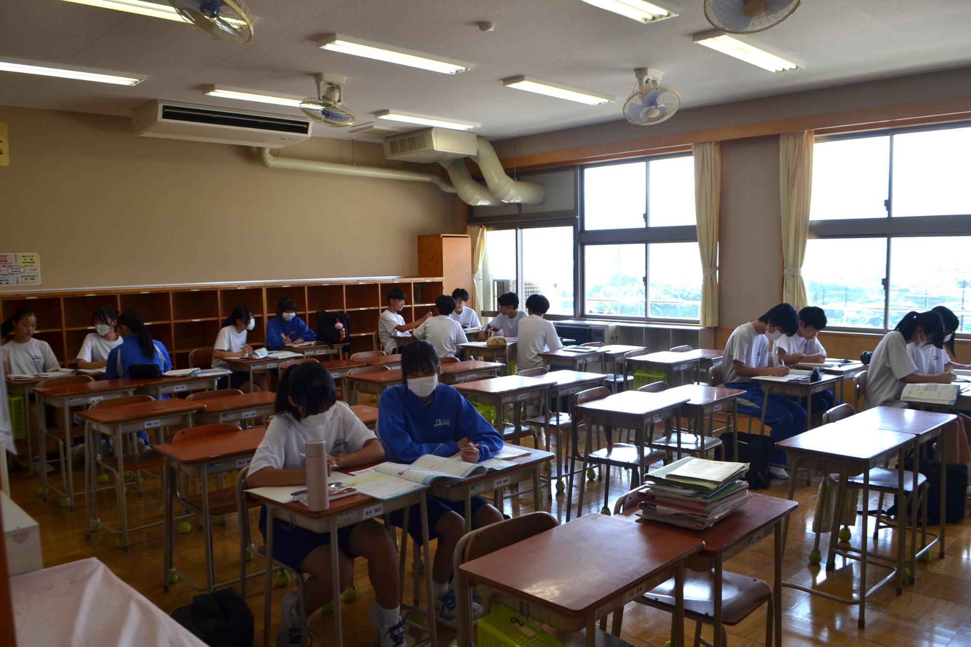 教え合って学ぶ2年生