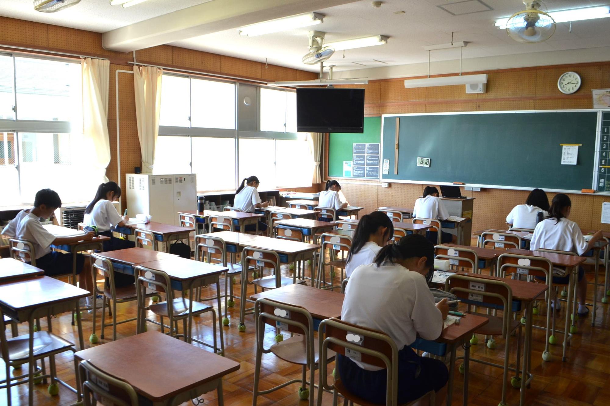 学習に取り組む1年生
