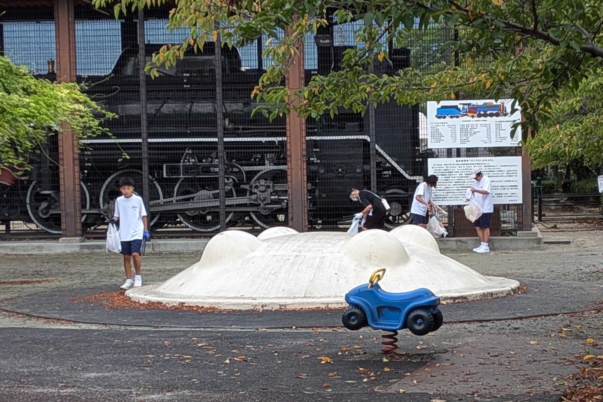 公園内を親子でごみ拾い