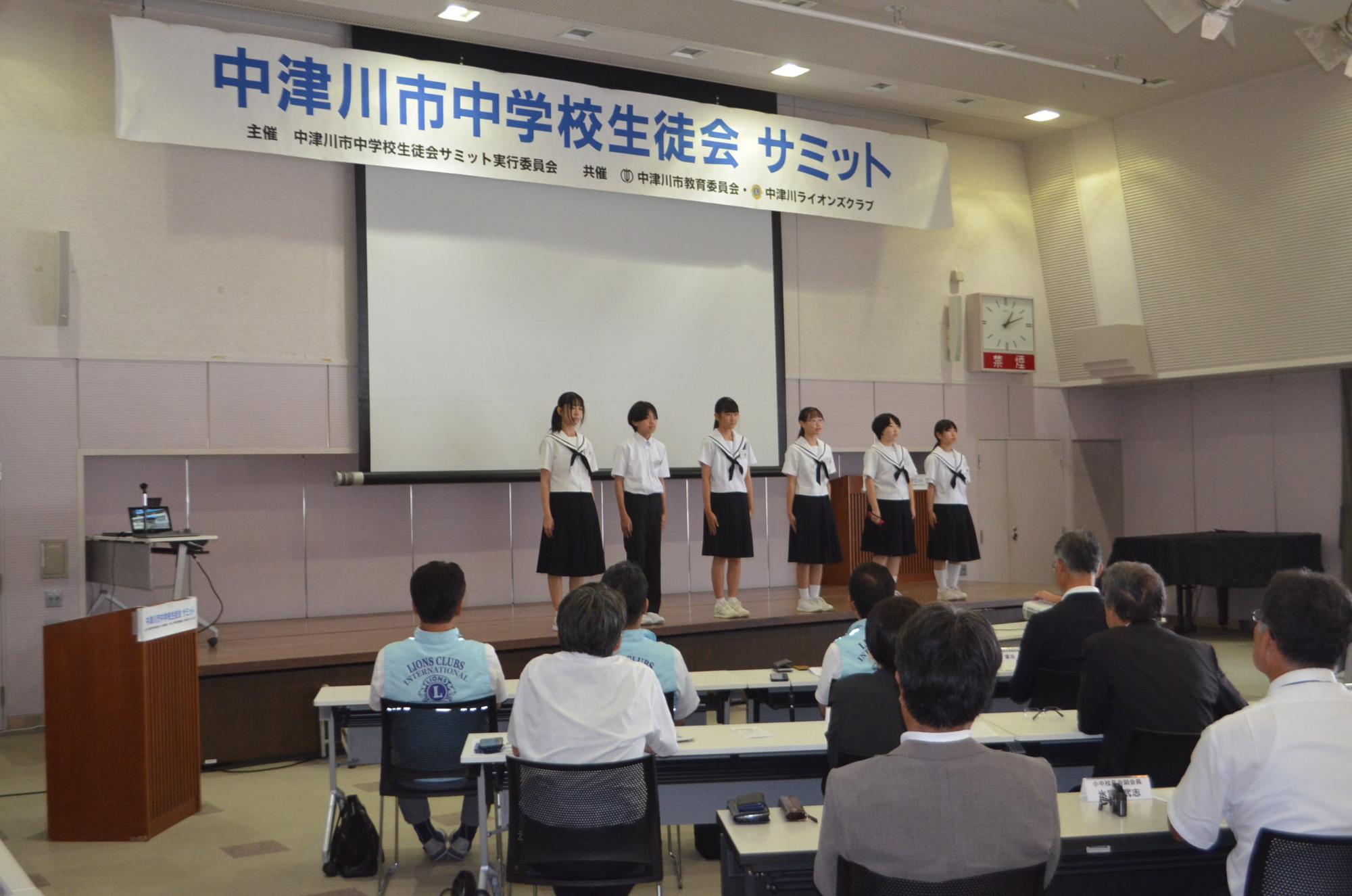 壇上で説明する生徒