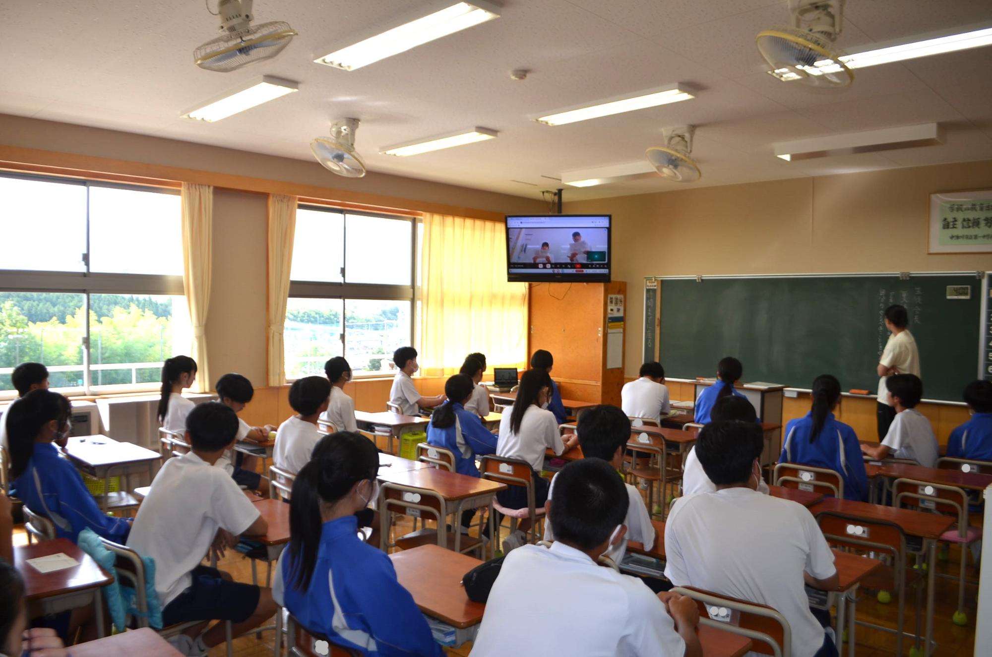 生徒代表の話を聞いている様子