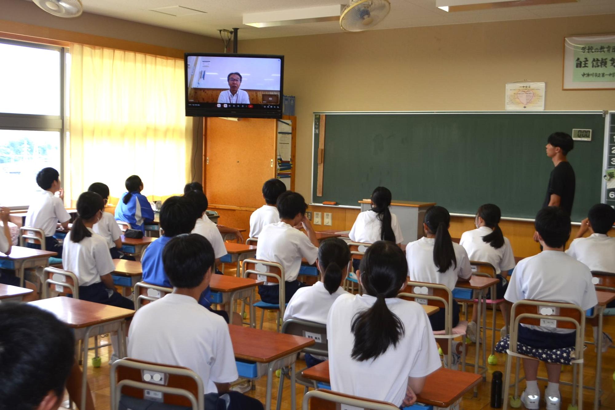 校長の話を聞く様子