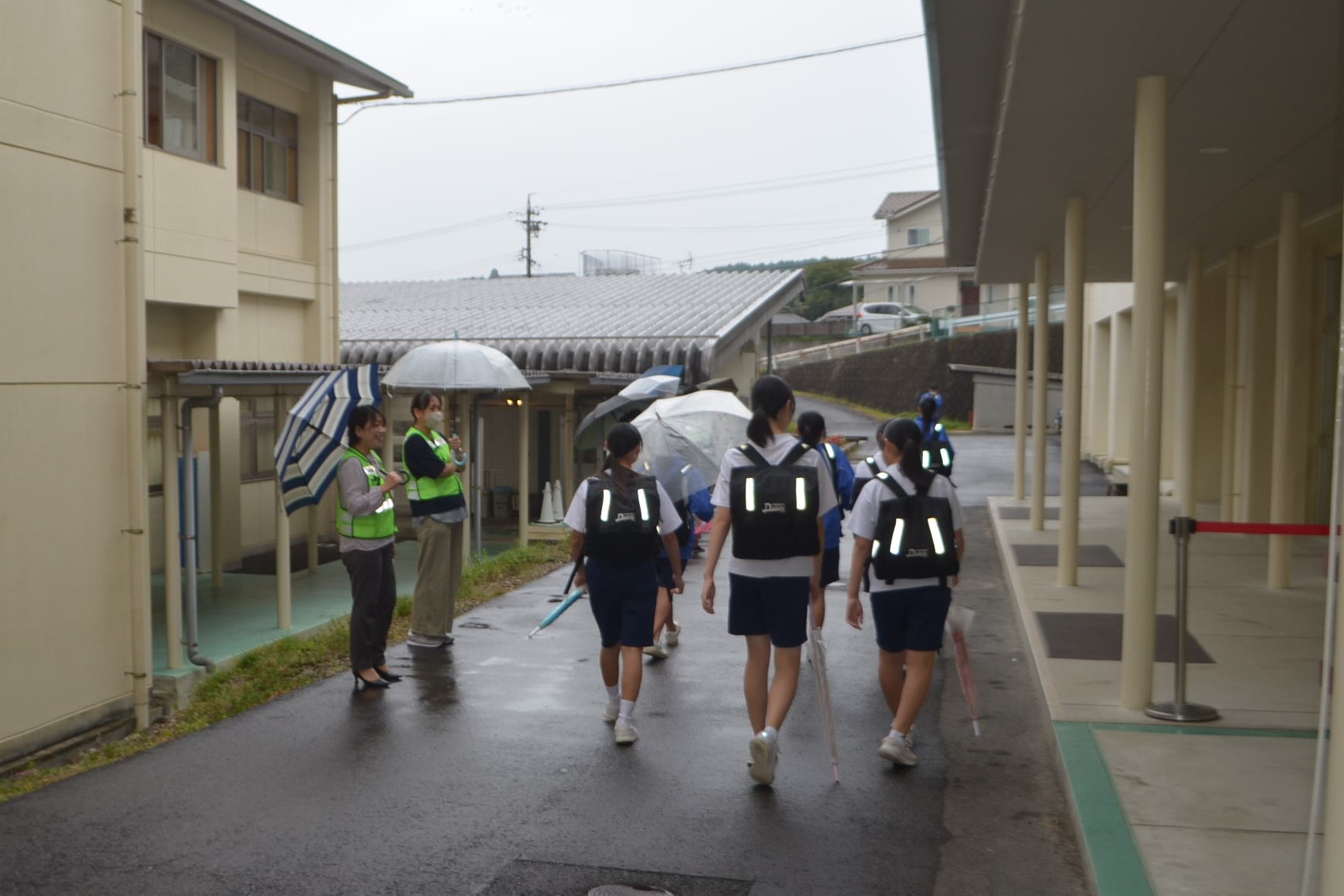 初日は小雨の中のあいさつ運動でした