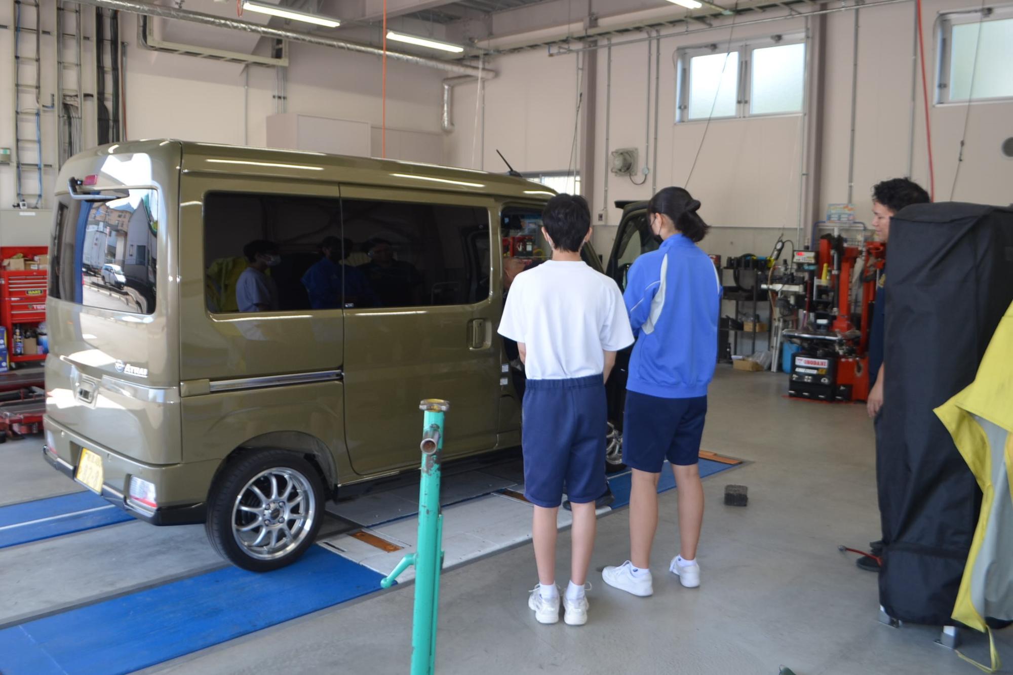タイヤショップ職場体験の様子
