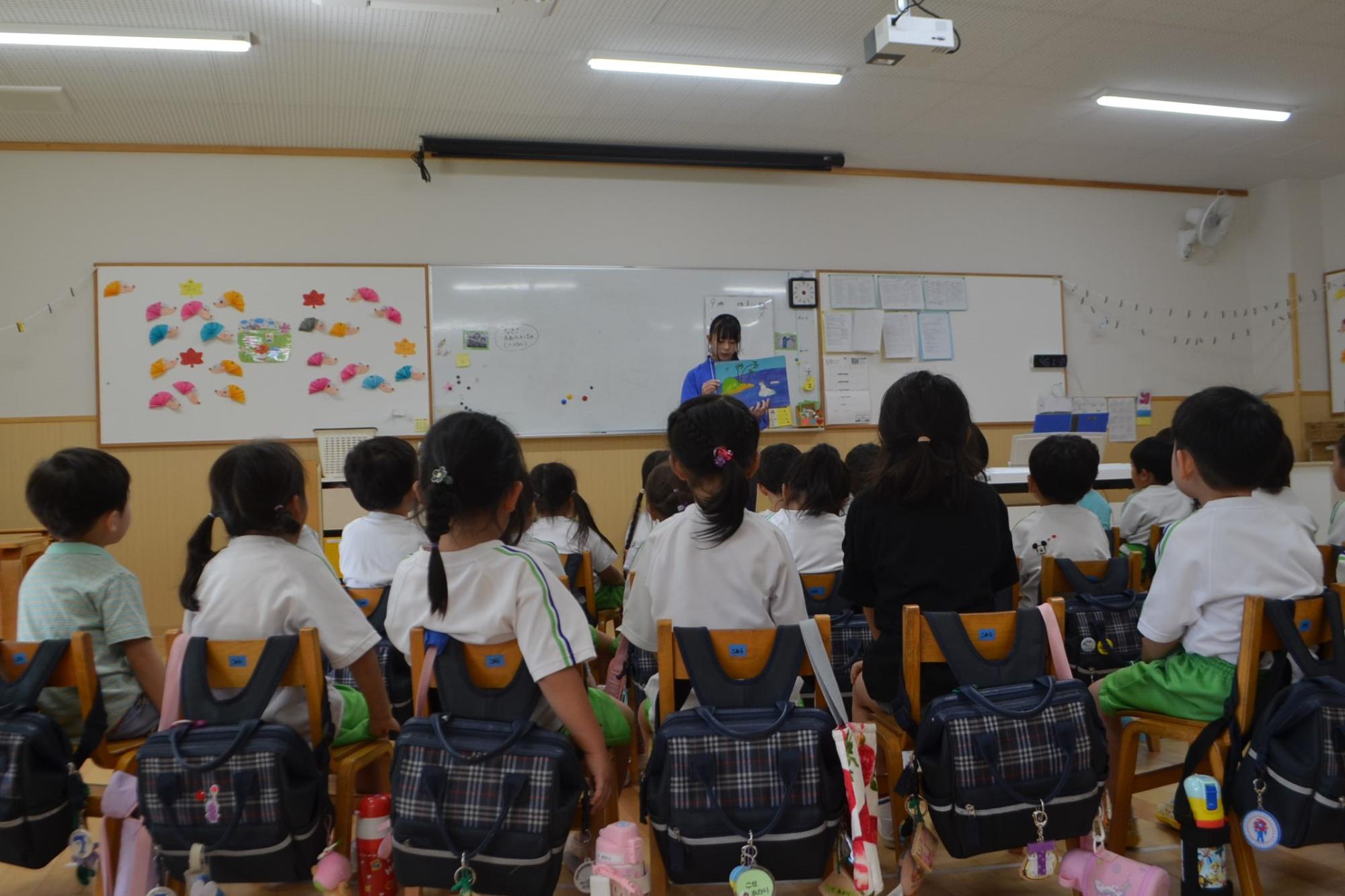 園児への読み聞かせ