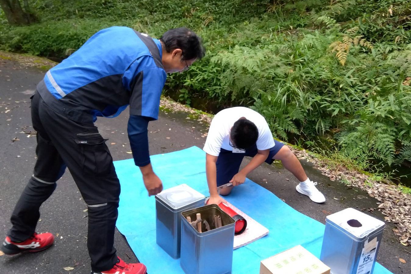 作業を体験する生徒の様子